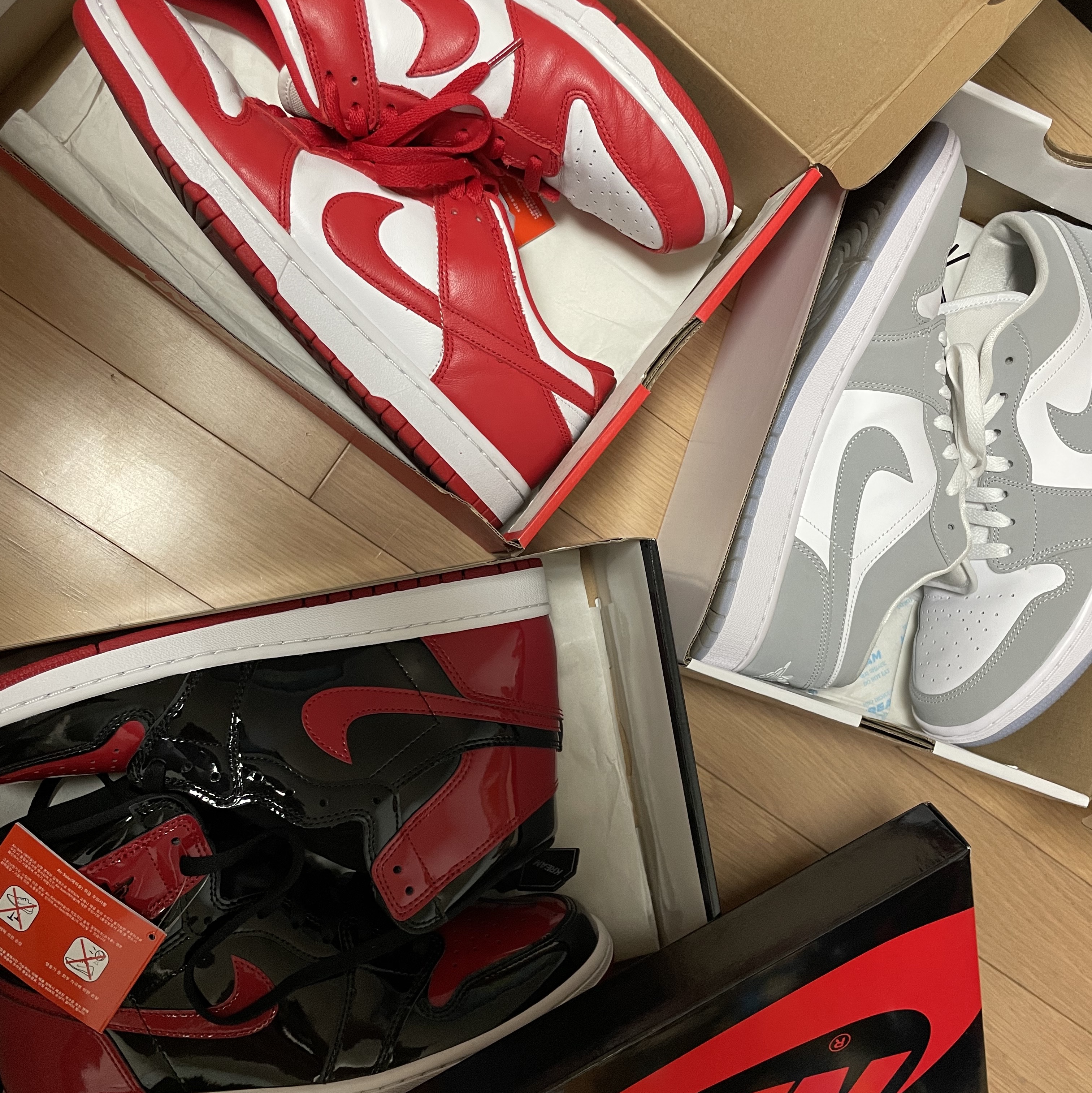 Nike Dunk Low SP University Red 2020, Jordan 1 Retro High OG Patent Bred 착용 스타일