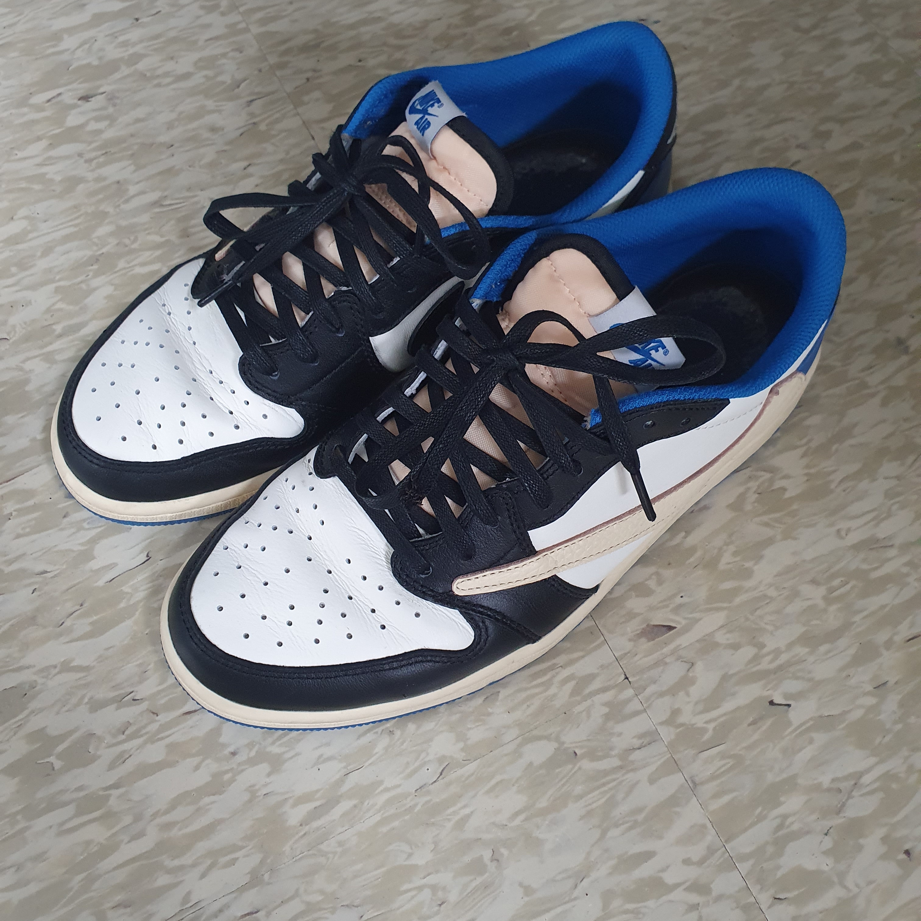 Jordan 1 x Travis Scott x Fragment Retro Low OG SP Military Blue 착용 스타일 - 1