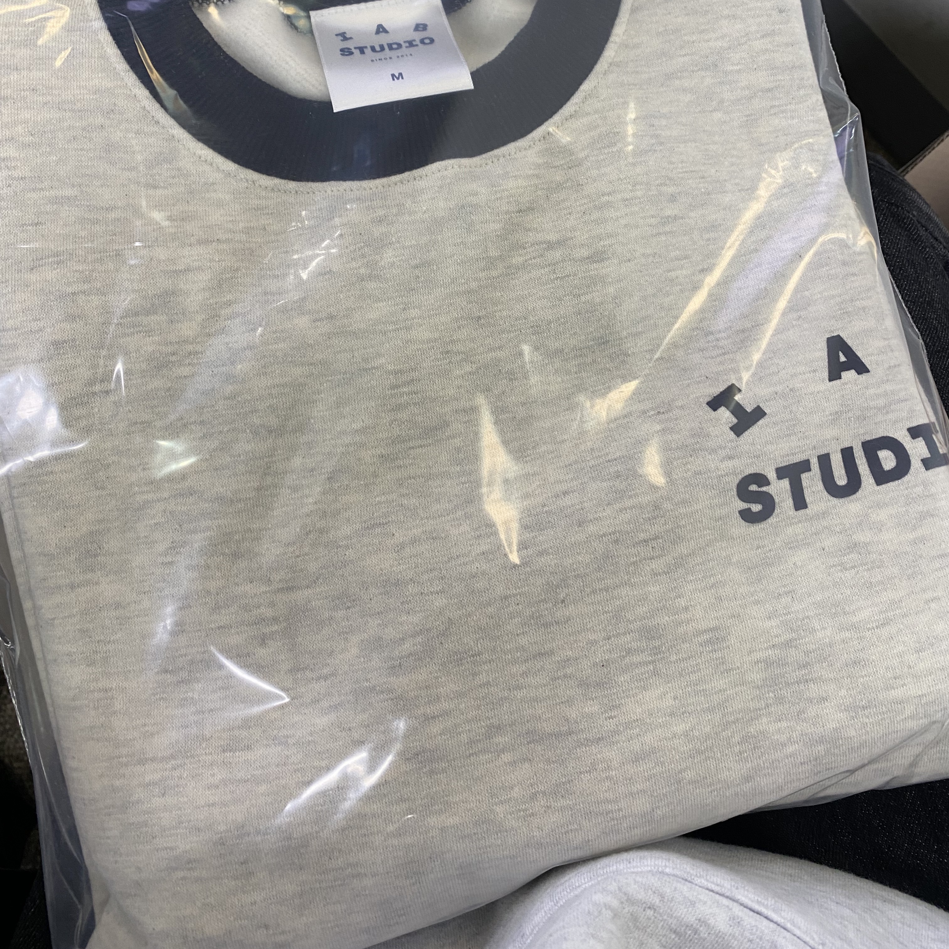 IAB Studio Sweatshirt Oatmeal Navy 착용 스타일