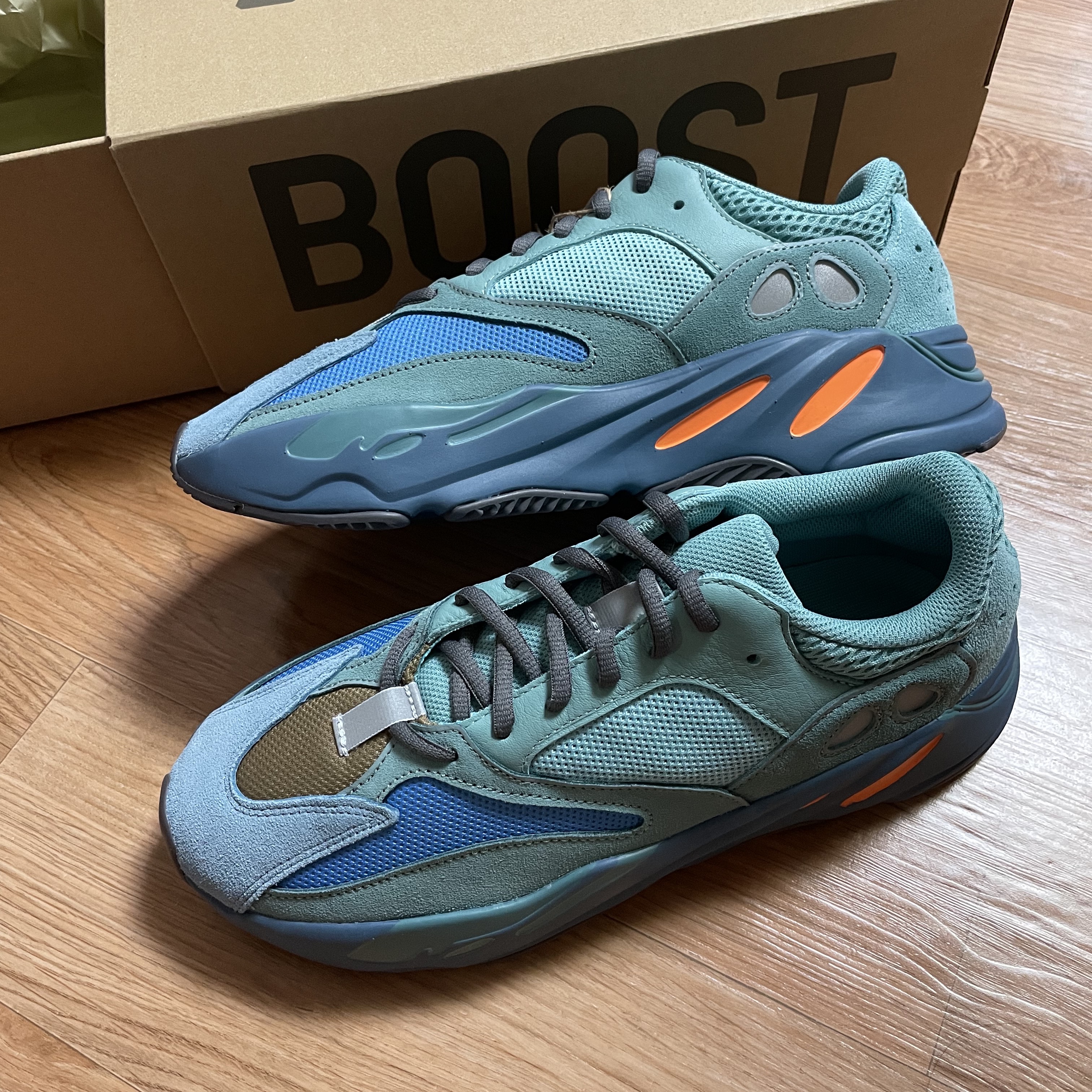 Adidas Yeezy Boost 700 Fade Azure 착용 스타일 - 2