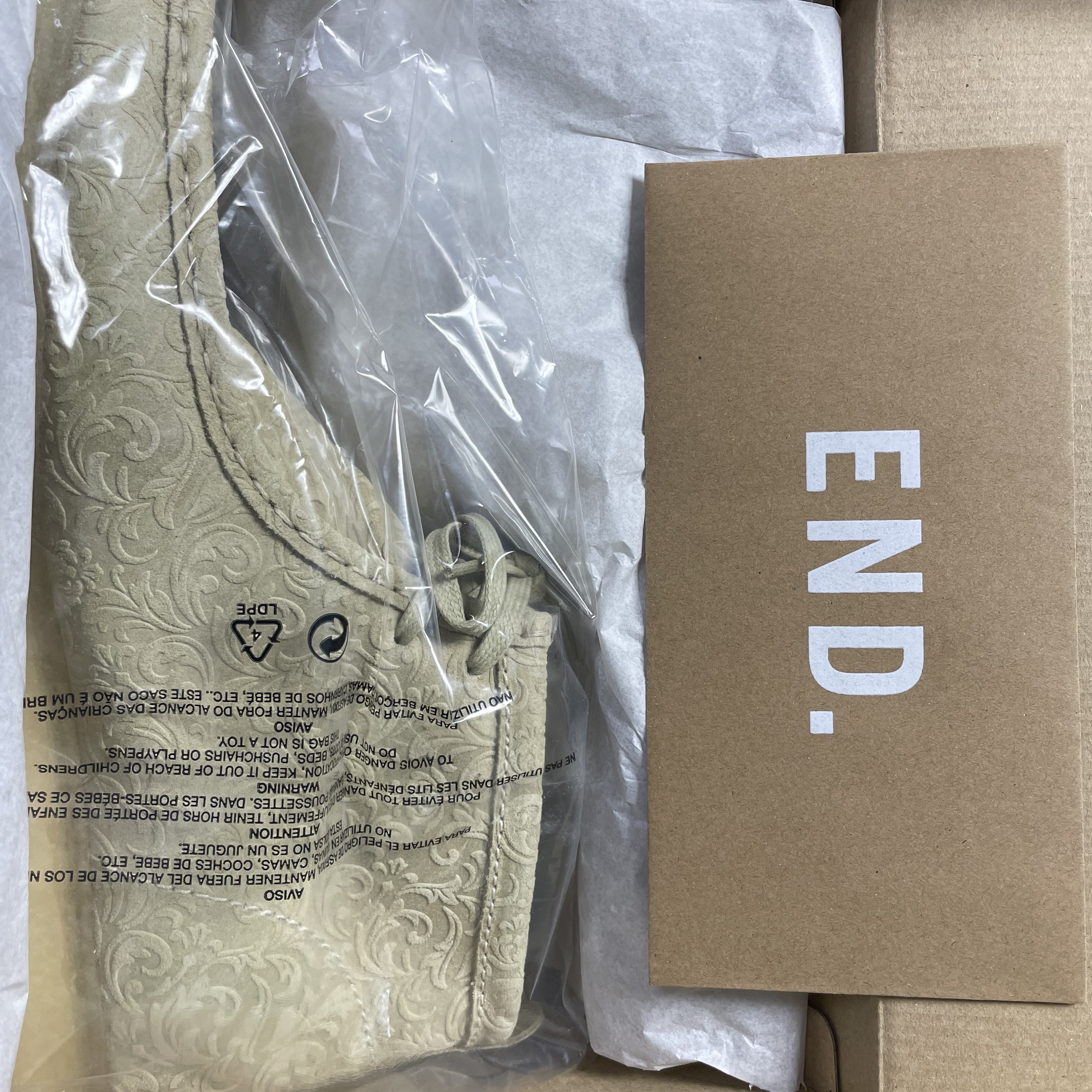 Clarks x END. Wallabee Boots Maple Floral 착용 스타일 - 2