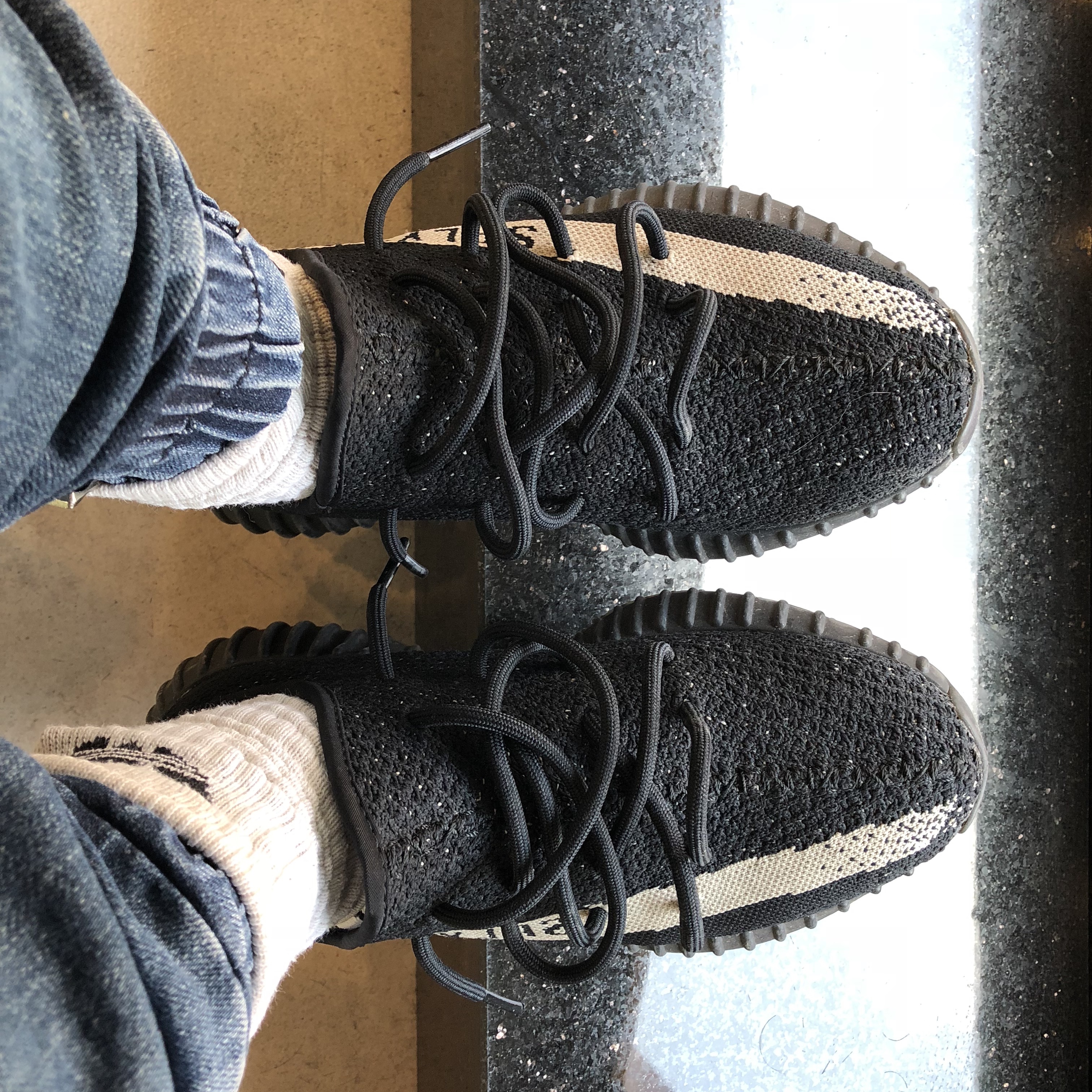 Adidas Yeezy Boost 350 V2 Core Black White 2016 착용 스타일