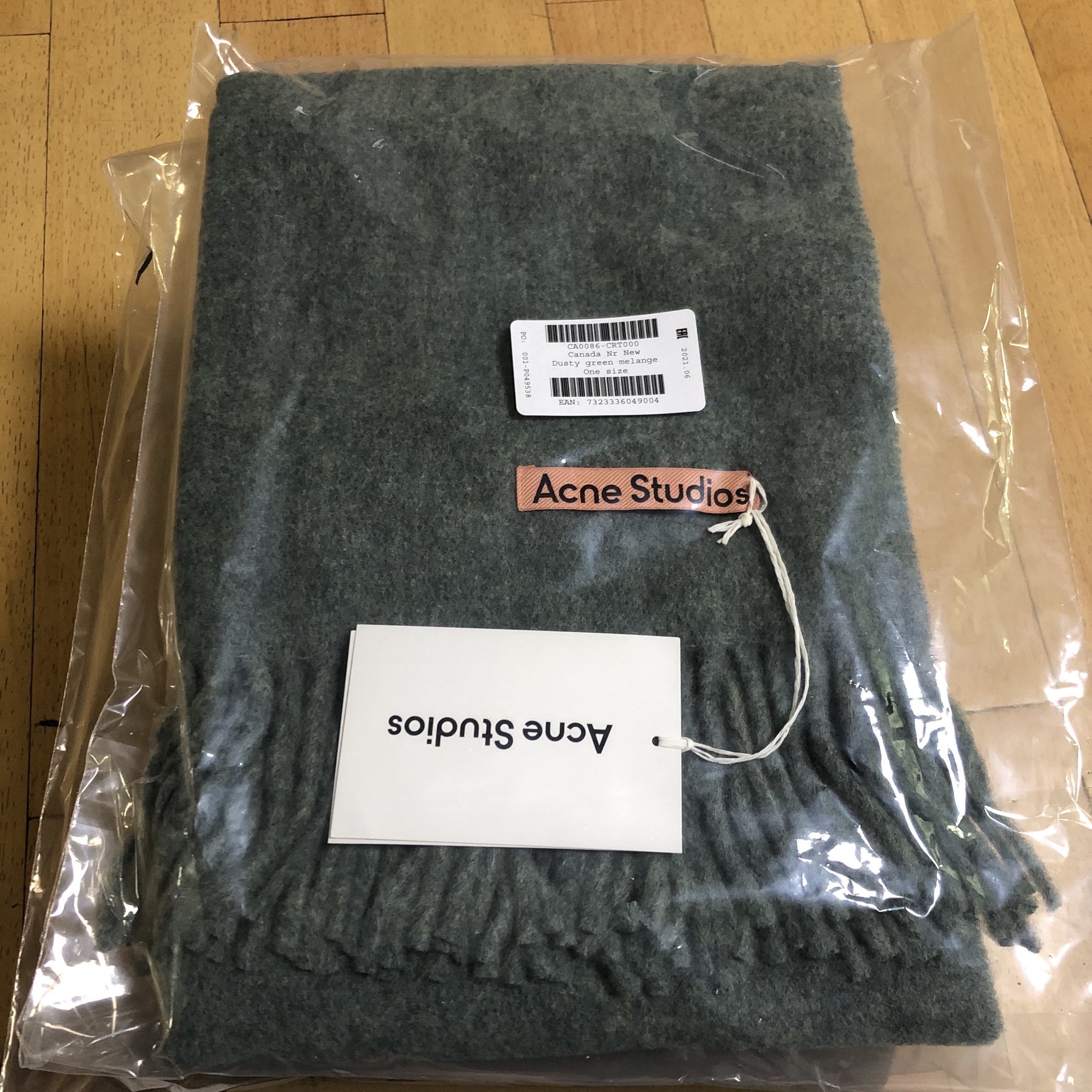Acne Studios Canada Narrow New Wool Muffler Dusty Green Melange 착용 스타일 - 1