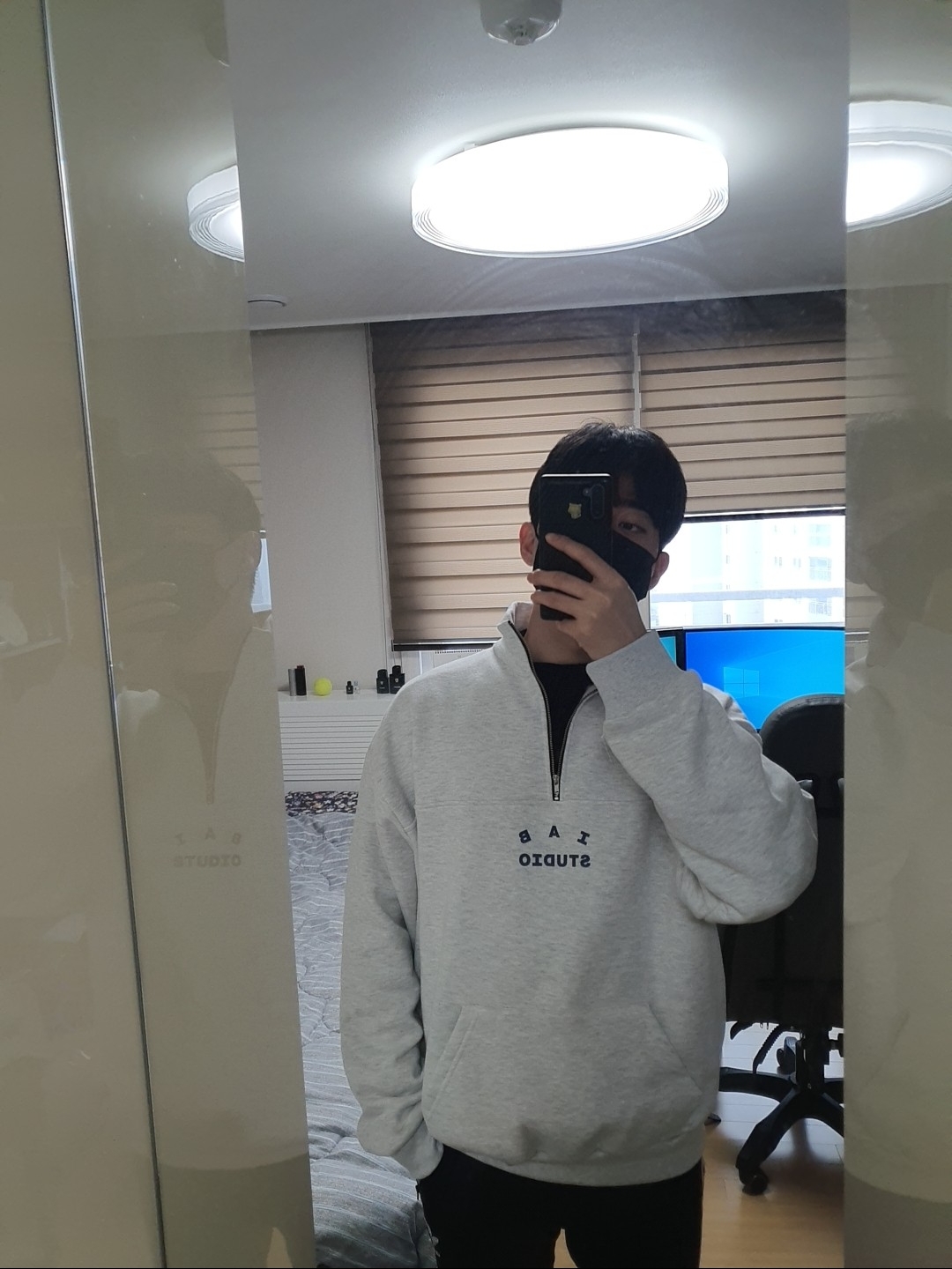 IAB Studio Half Zip Pullover Light Gray 착용 스타일