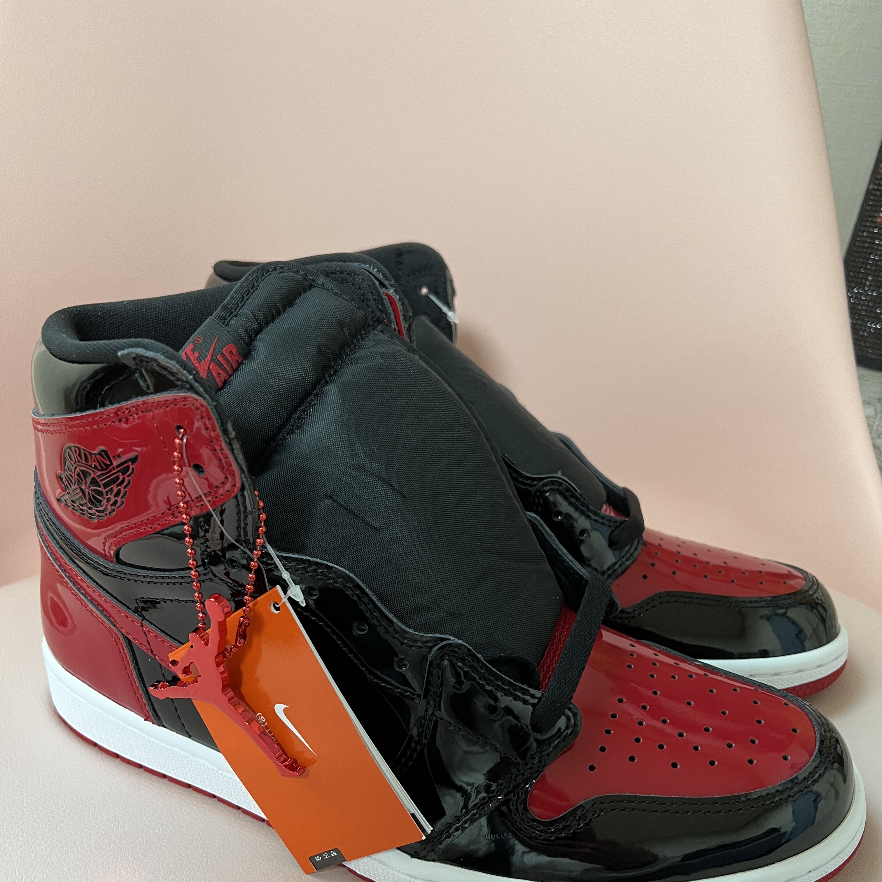 Jordan 1 Retro High OG Patent Bred 착용 스타일 - 3
