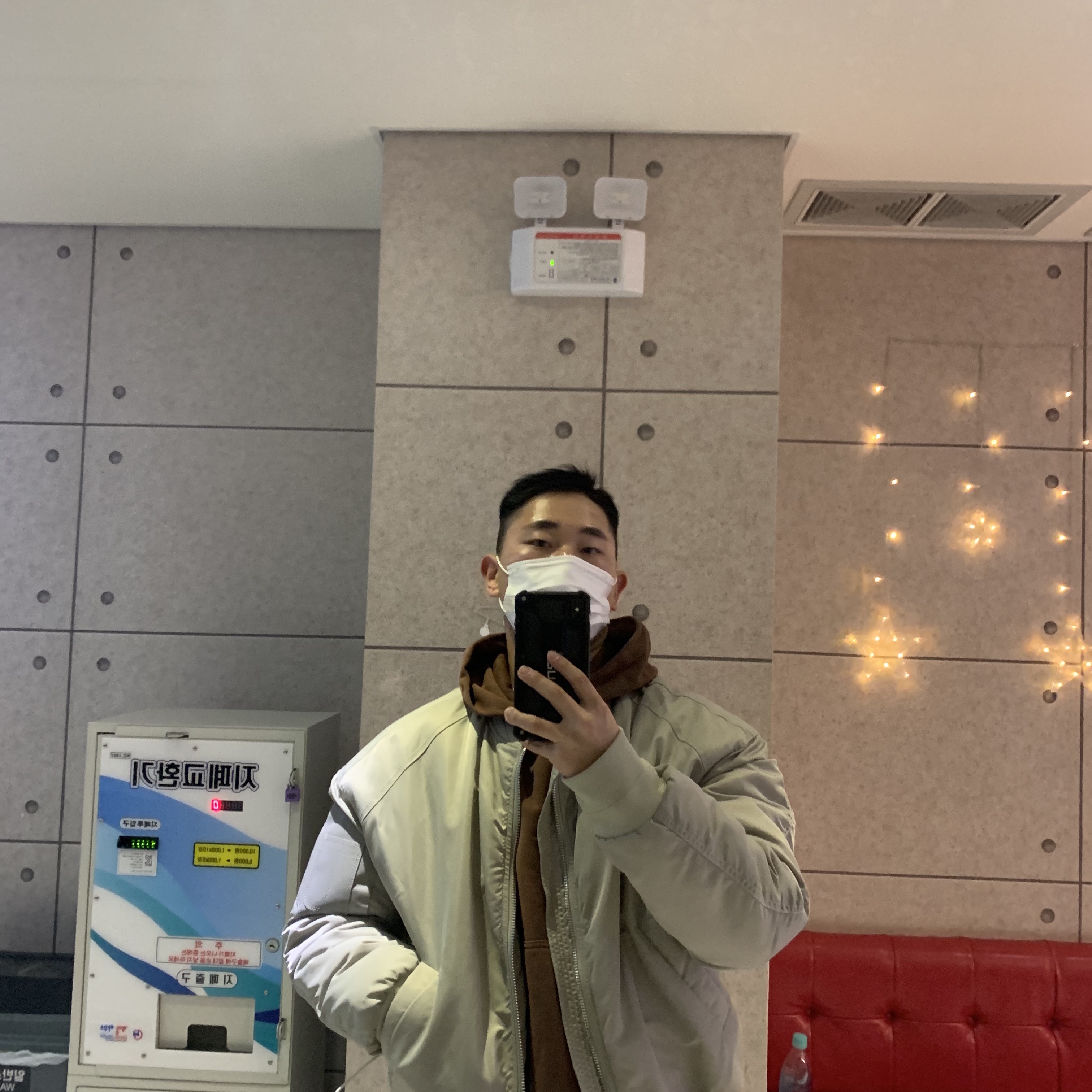 Yeezy Gap Hoodie Brown 착용 스타일