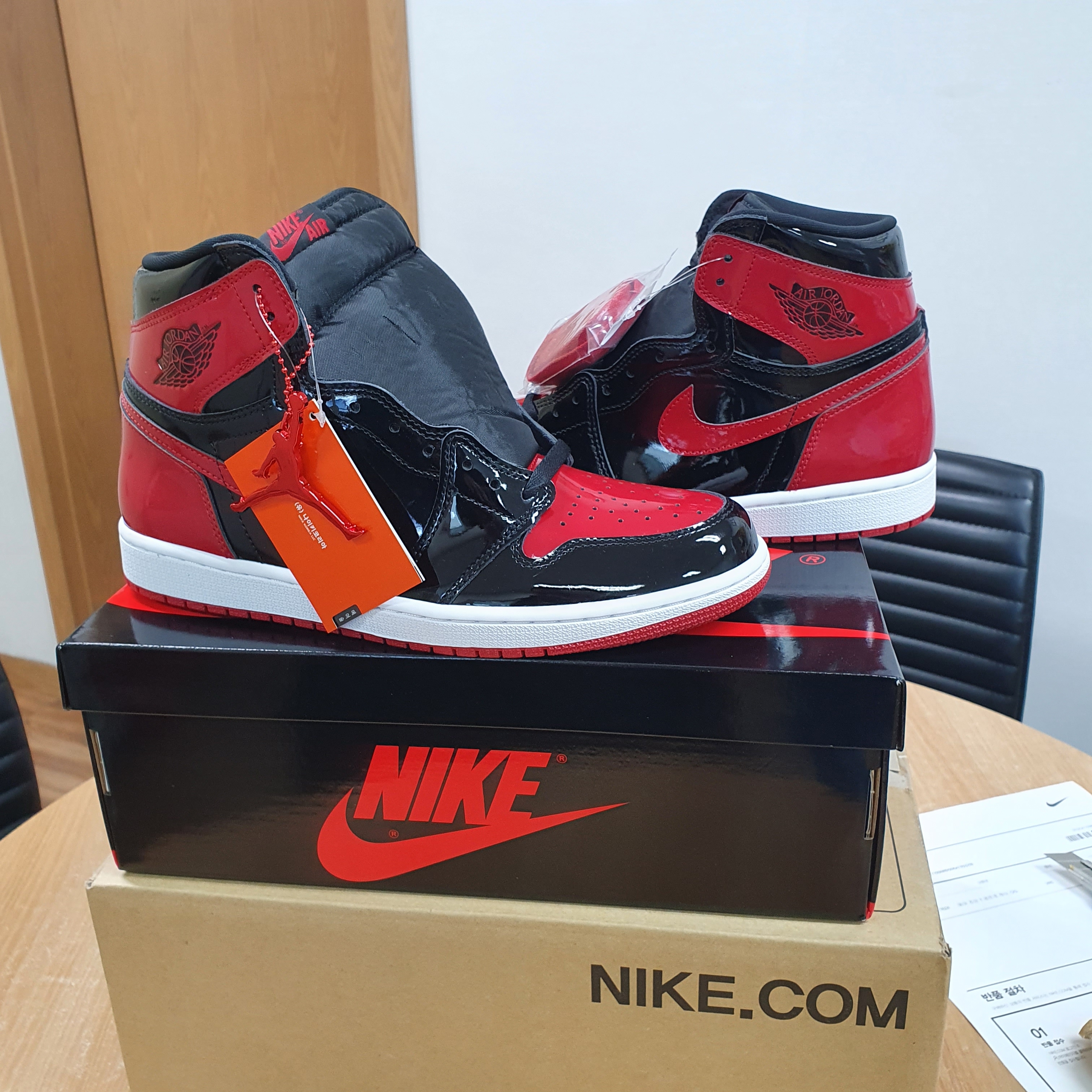 Jordan 1 Retro High OG Patent Bred 착용 스타일 - 1
