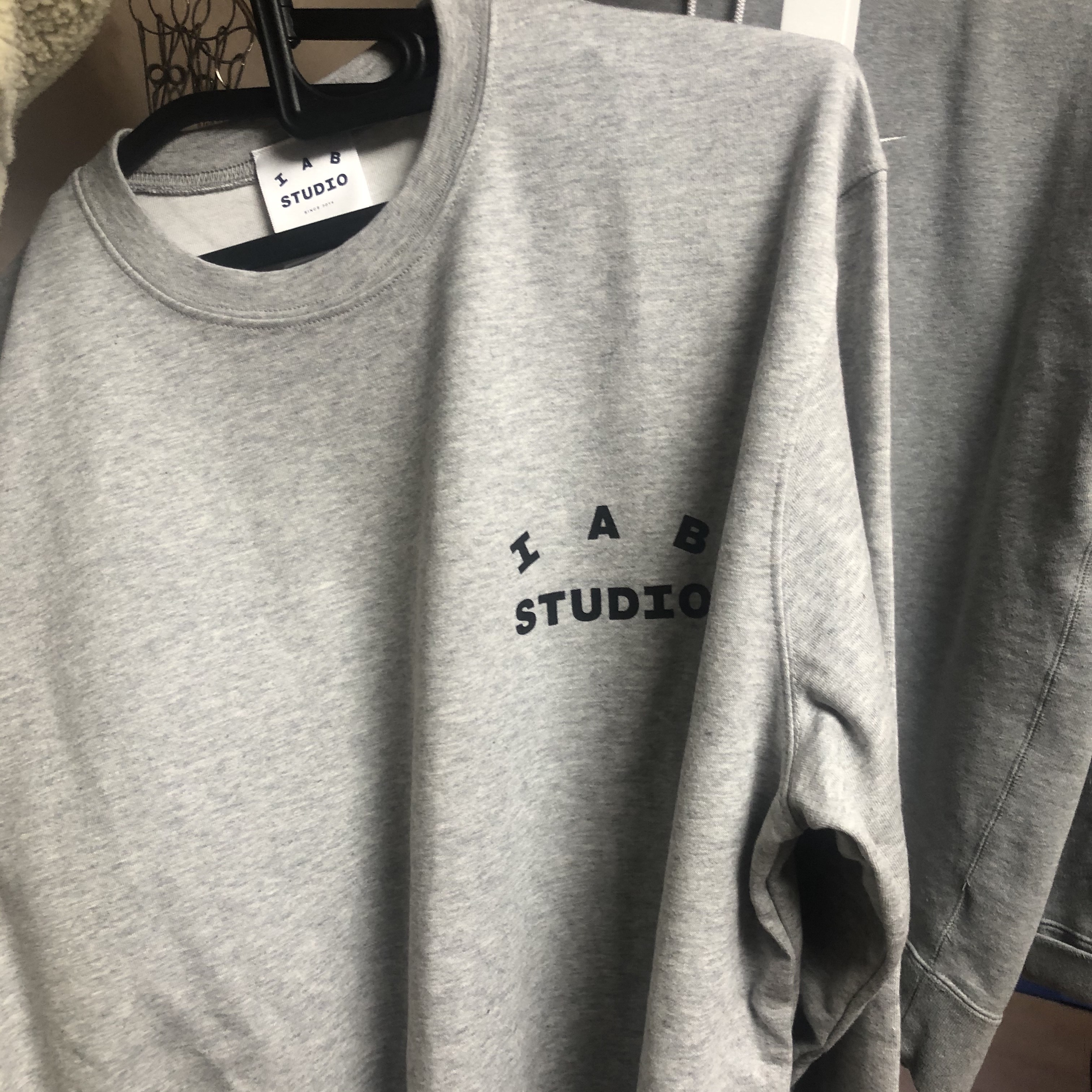 IAB Studio Long Sleeve Gray 착용 스타일