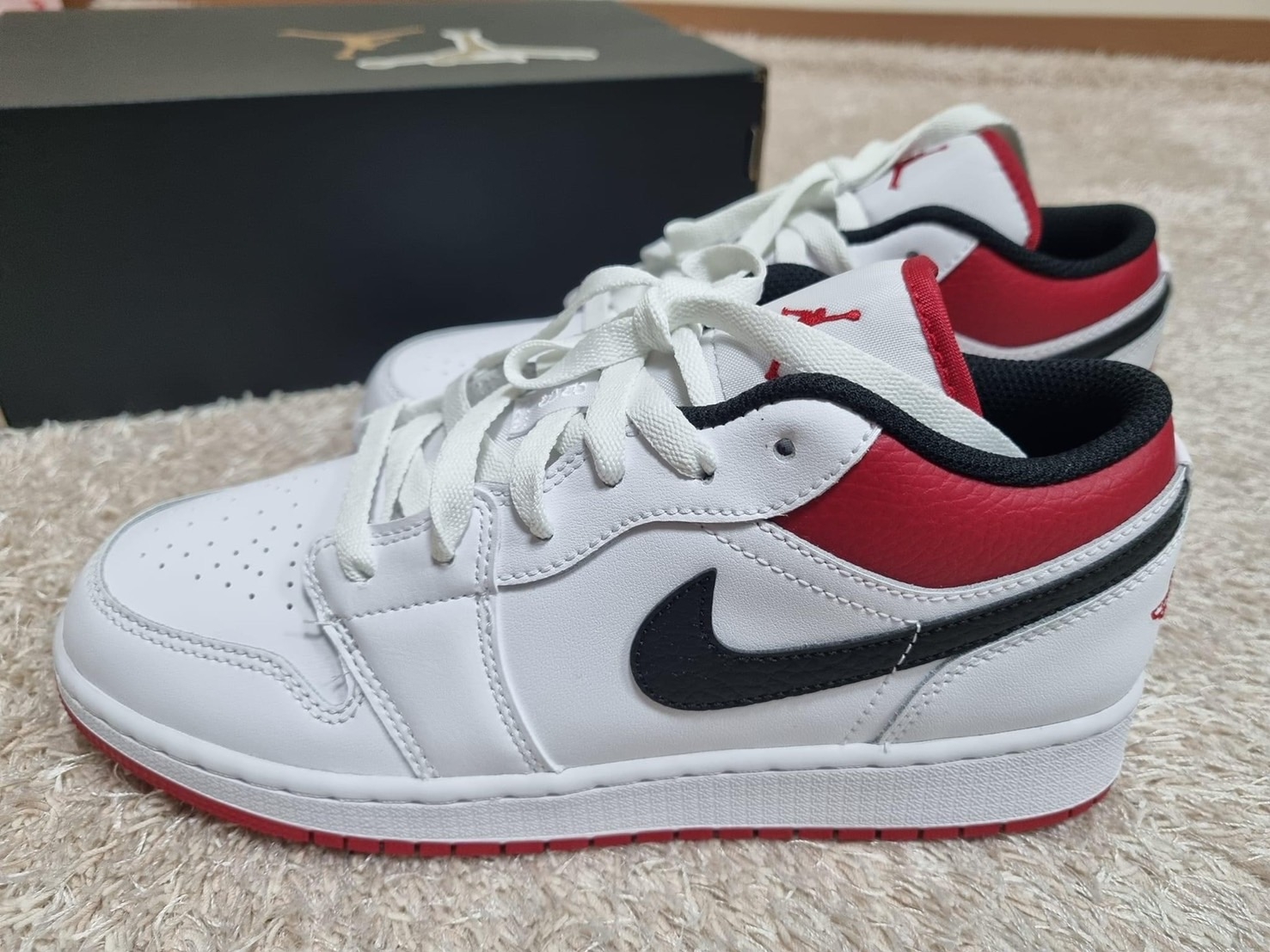 (GS) Jordan 1 Low White Red Black 착용 스타일 - 2