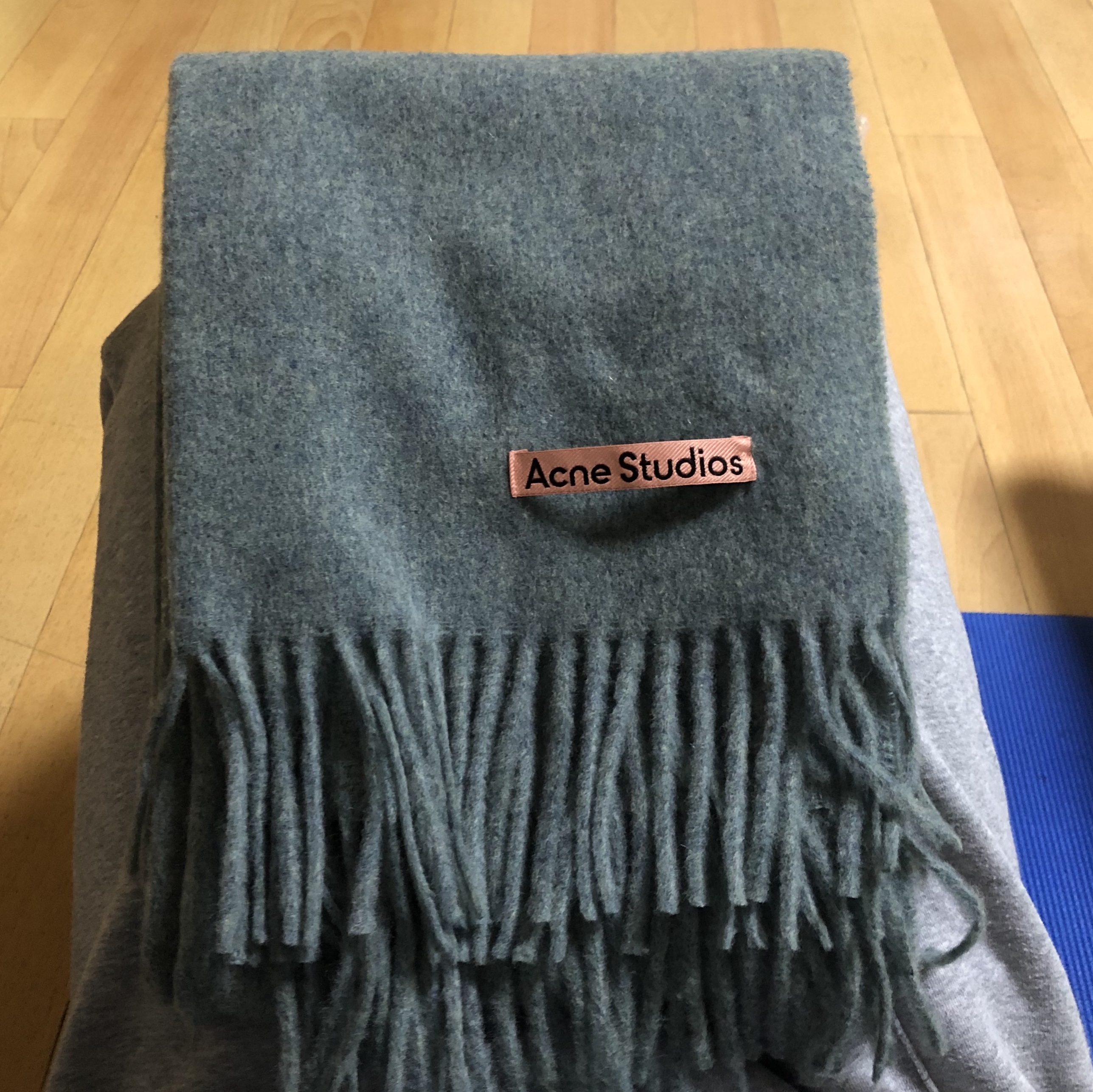 Acne Studios Canada Narrow New Wool Muffler Dusty Green Melange 착용 스타일 - 2