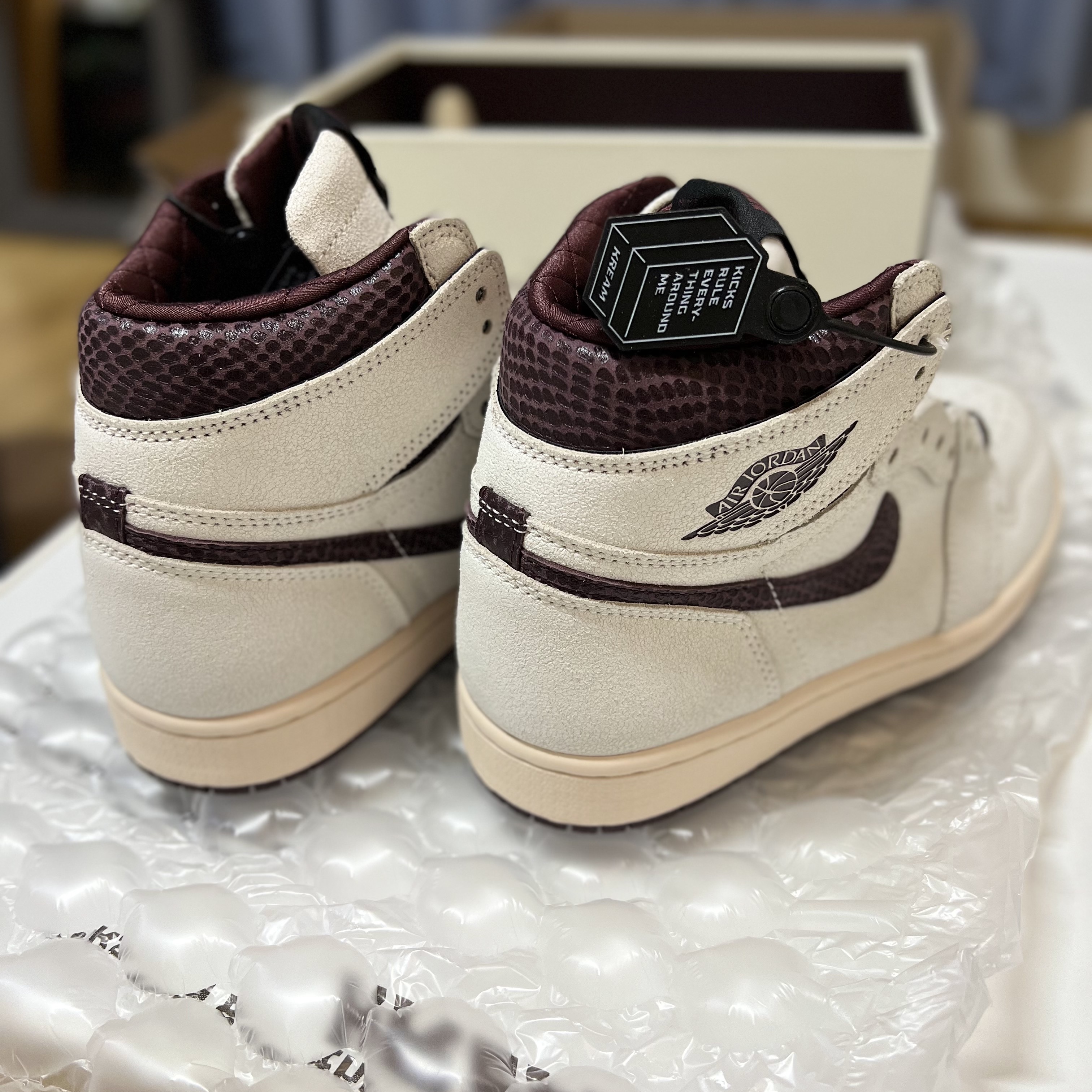 Jordan 1 x A Ma Maniere Retro High OG SP Sail and Burgundy 착용 스타일 - 3