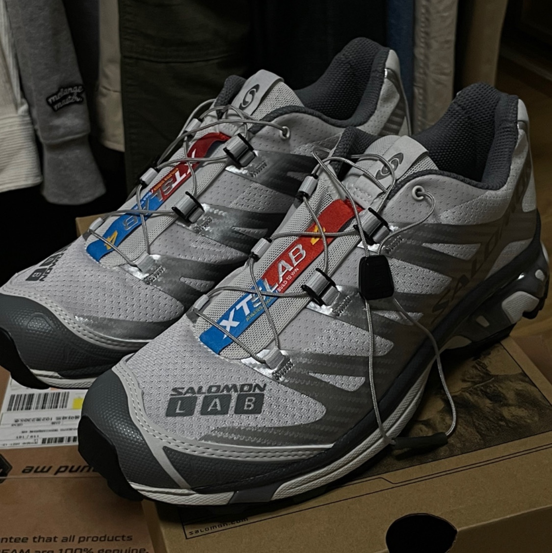 Salomon XT-4 ADV Silver Metallic X, Arc'teryx Alpha SV Jacket 24K Black 착용 스타일 - 4