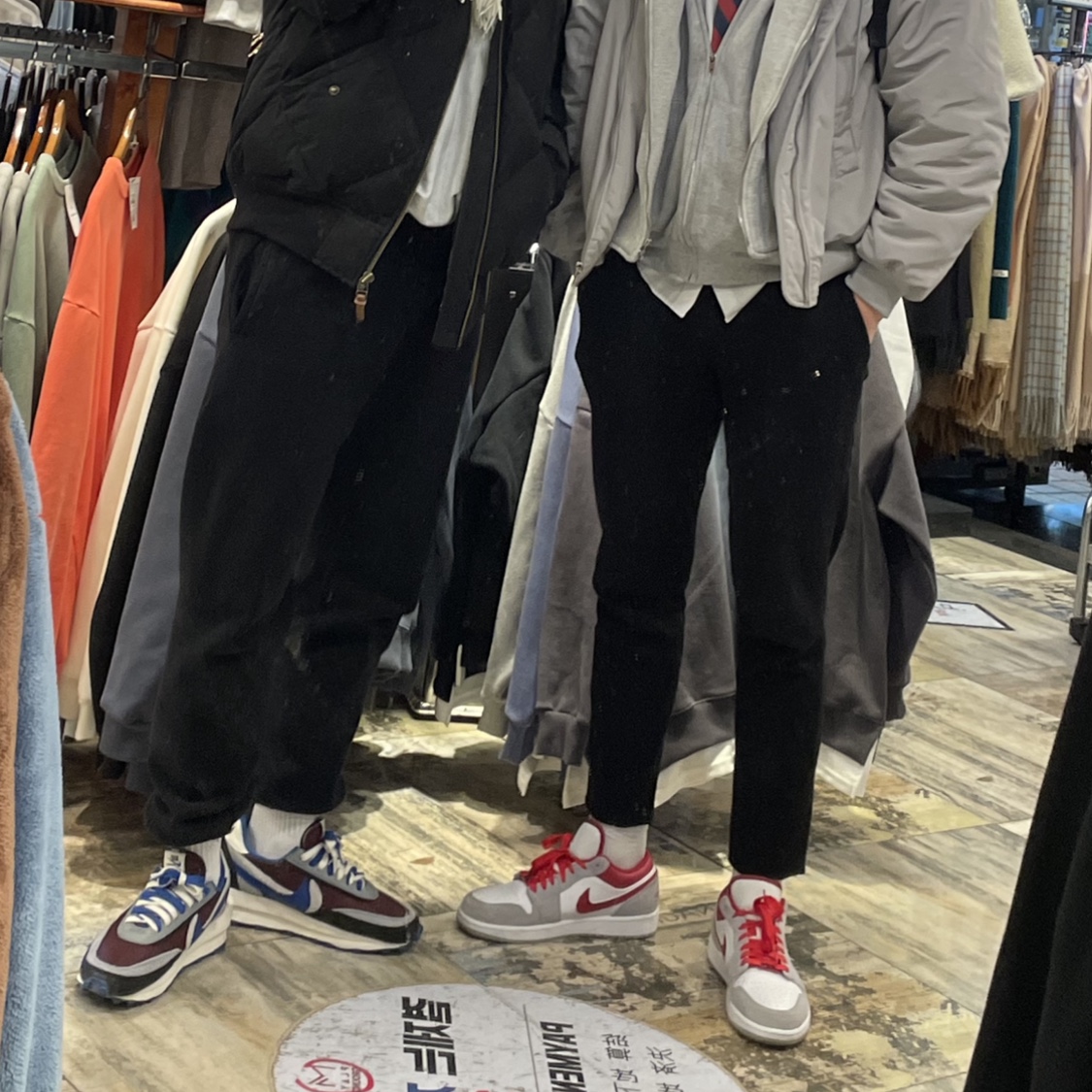 Nike x Sacai x Undercover LDWaffle Night Maroon Team Royal, Jordan 1 Low SE Light Smoke Grey Gym Red 착용 스타일 - 3