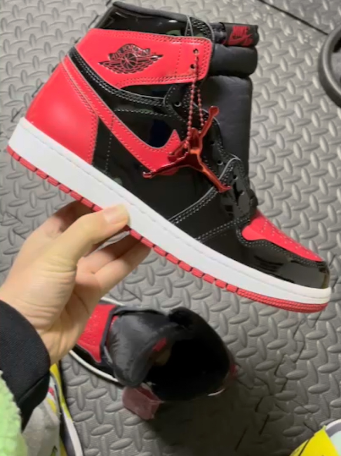 Jordan 1 Retro High OG Patent Bred, Nike Big Swoosh Full Zip Jacket Green Black 착용 스타일 - 1