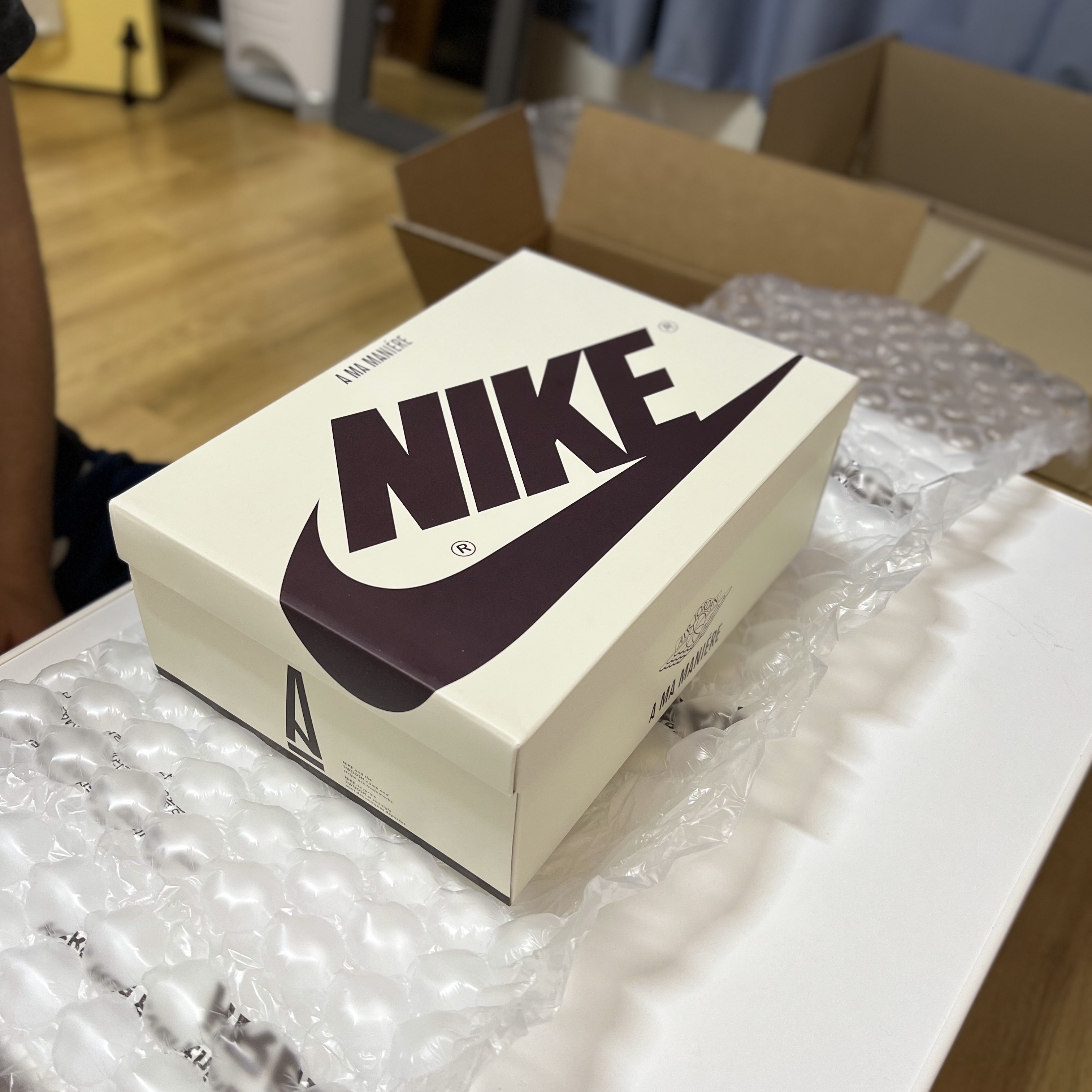 Jordan 1 x A Ma Maniere Retro High OG SP Sail and Burgundy 착용 스타일 - 1