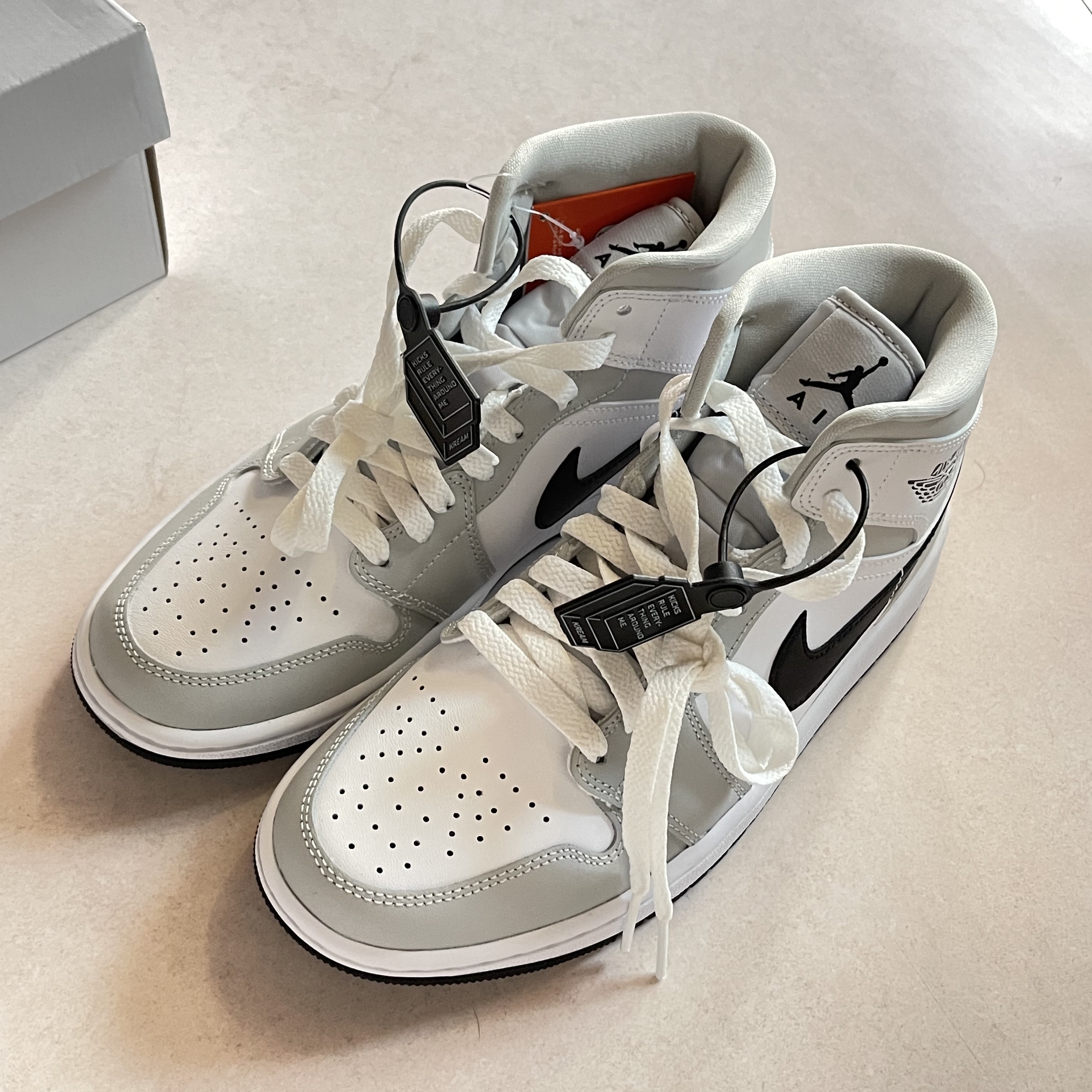 (W) Jordan 1 Mid Grey Fog 착용 스타일 - 2
