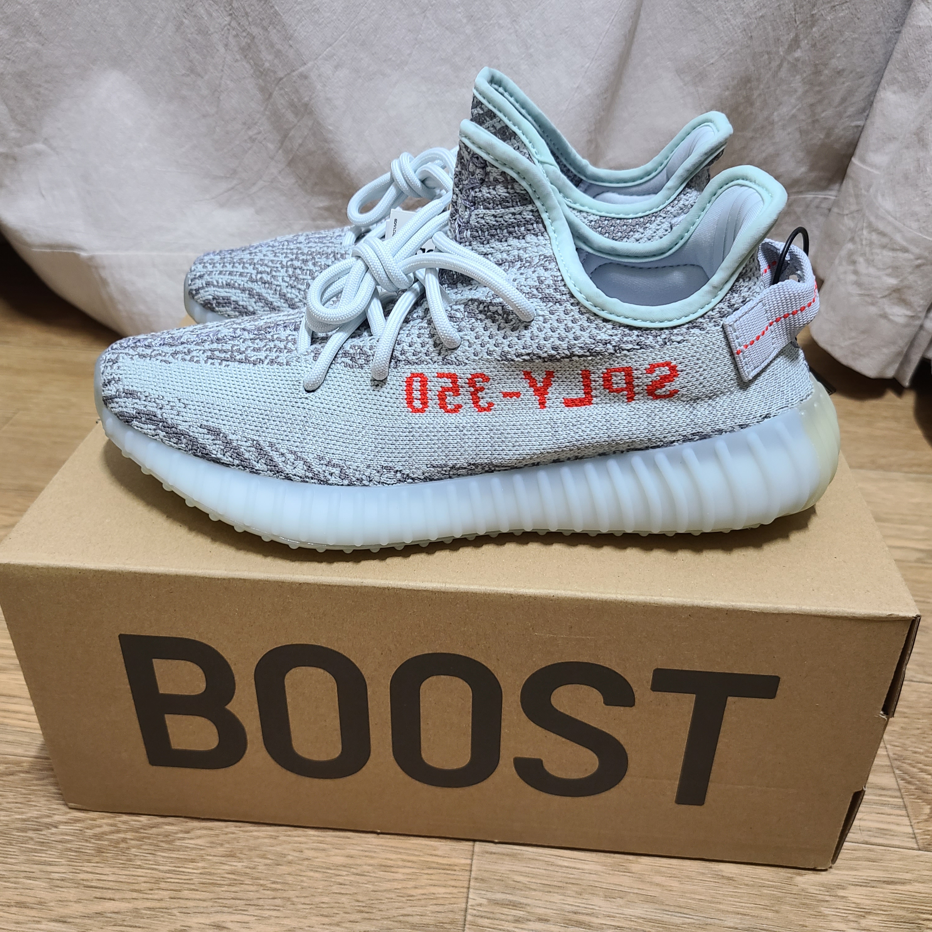 Adidas Yeezy Boost 350 V2 Blue Tint 2017 착용 스타일 - 1