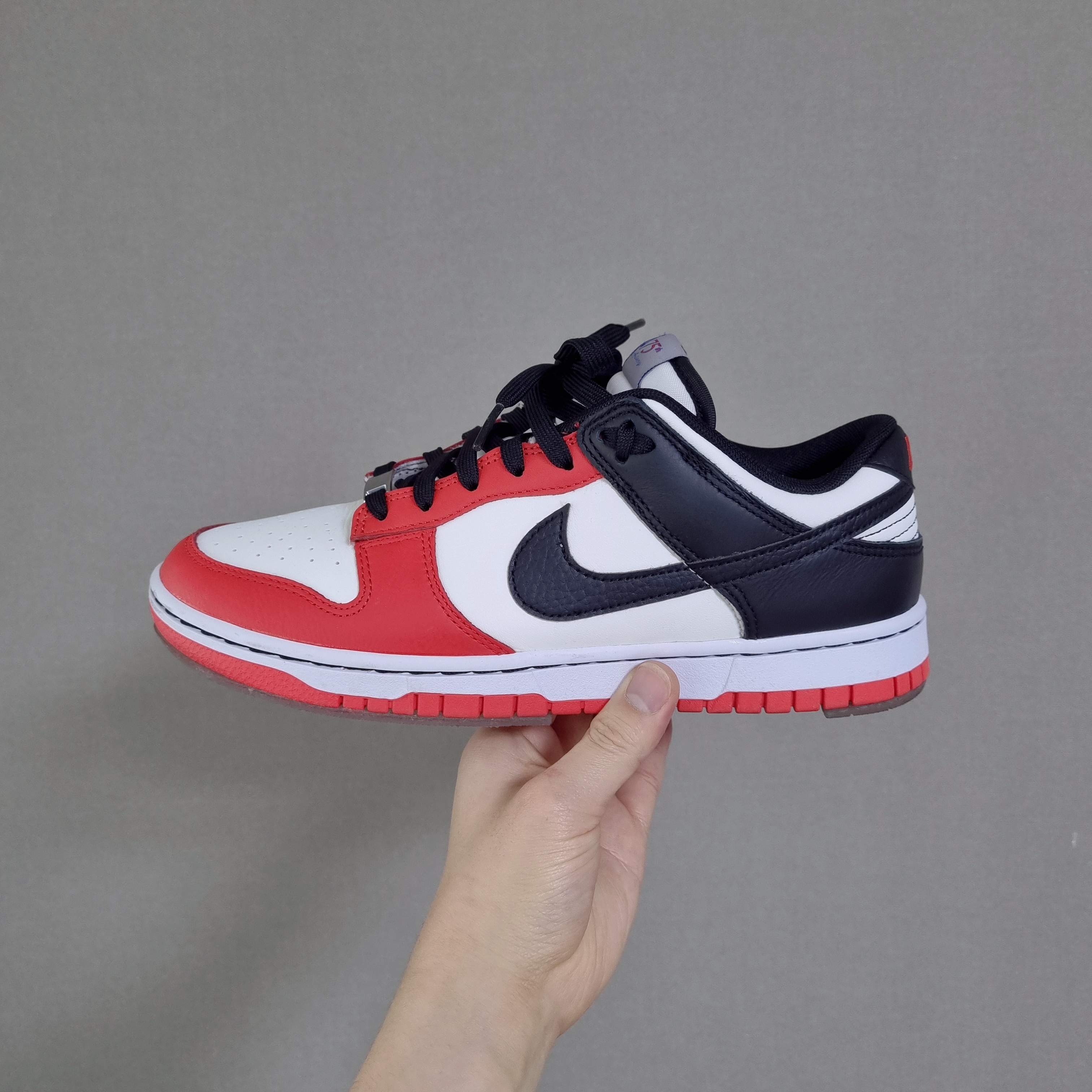 Nike x NBA Dunk Low Retro EMB Black and Chile Red 착용 스타일
