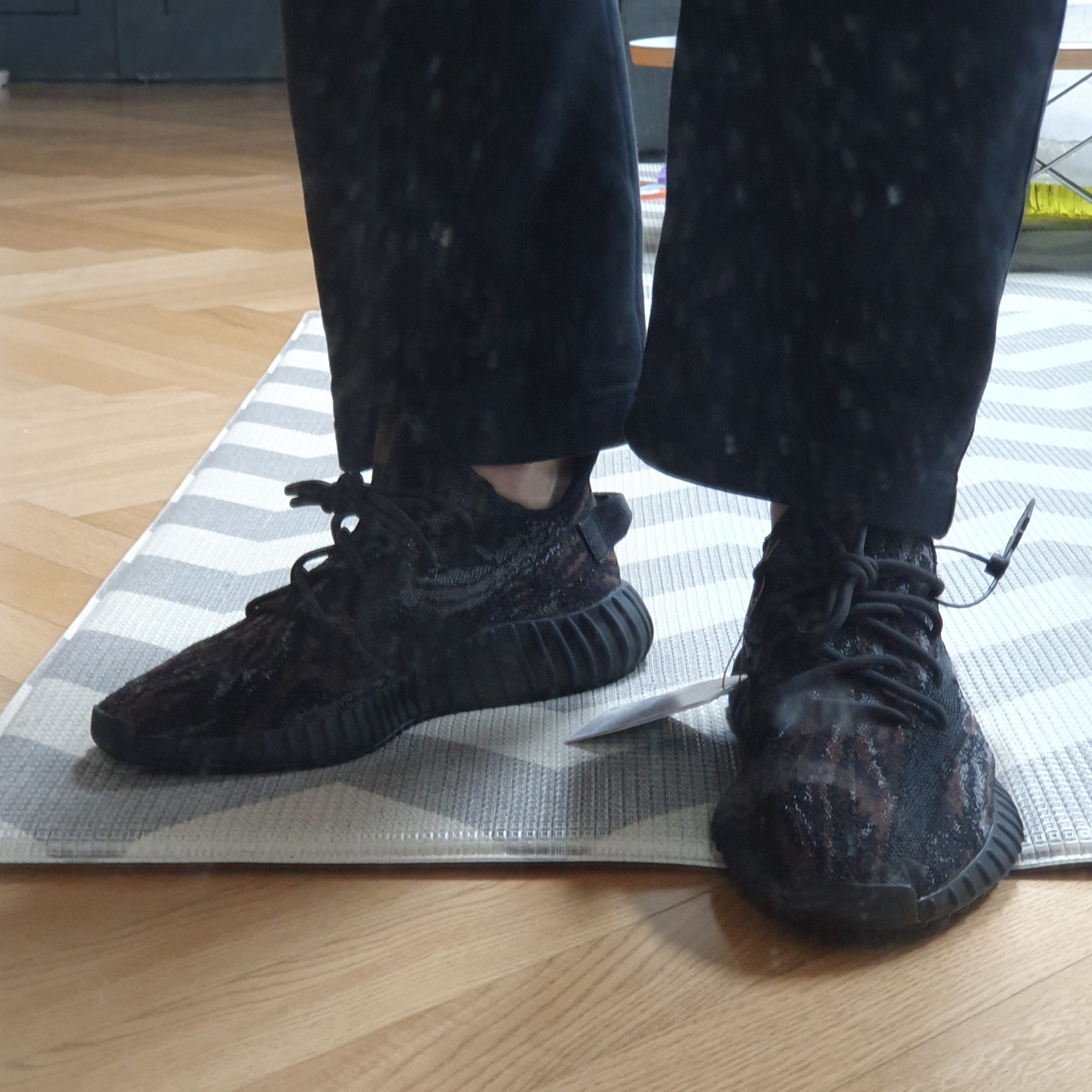 Adidas Yeezy Boost 350 V2 MX Rock 착용 스타일