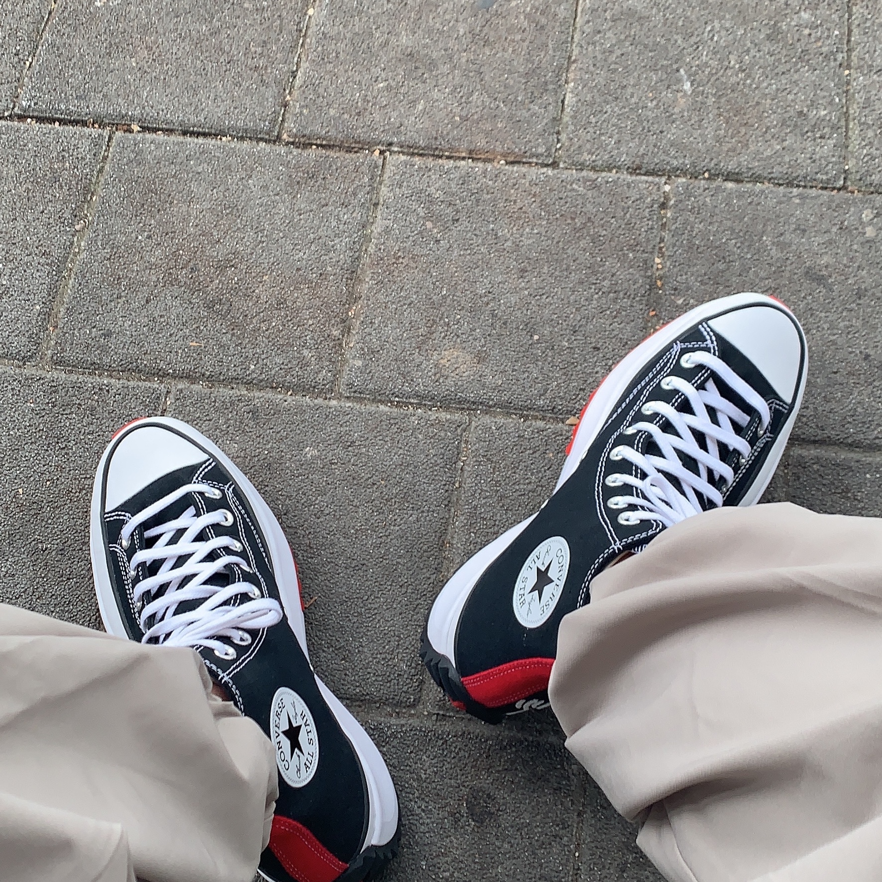 Converse x Keith Haring Run Star Hike Hi Black Red 착용 스타일 - 2