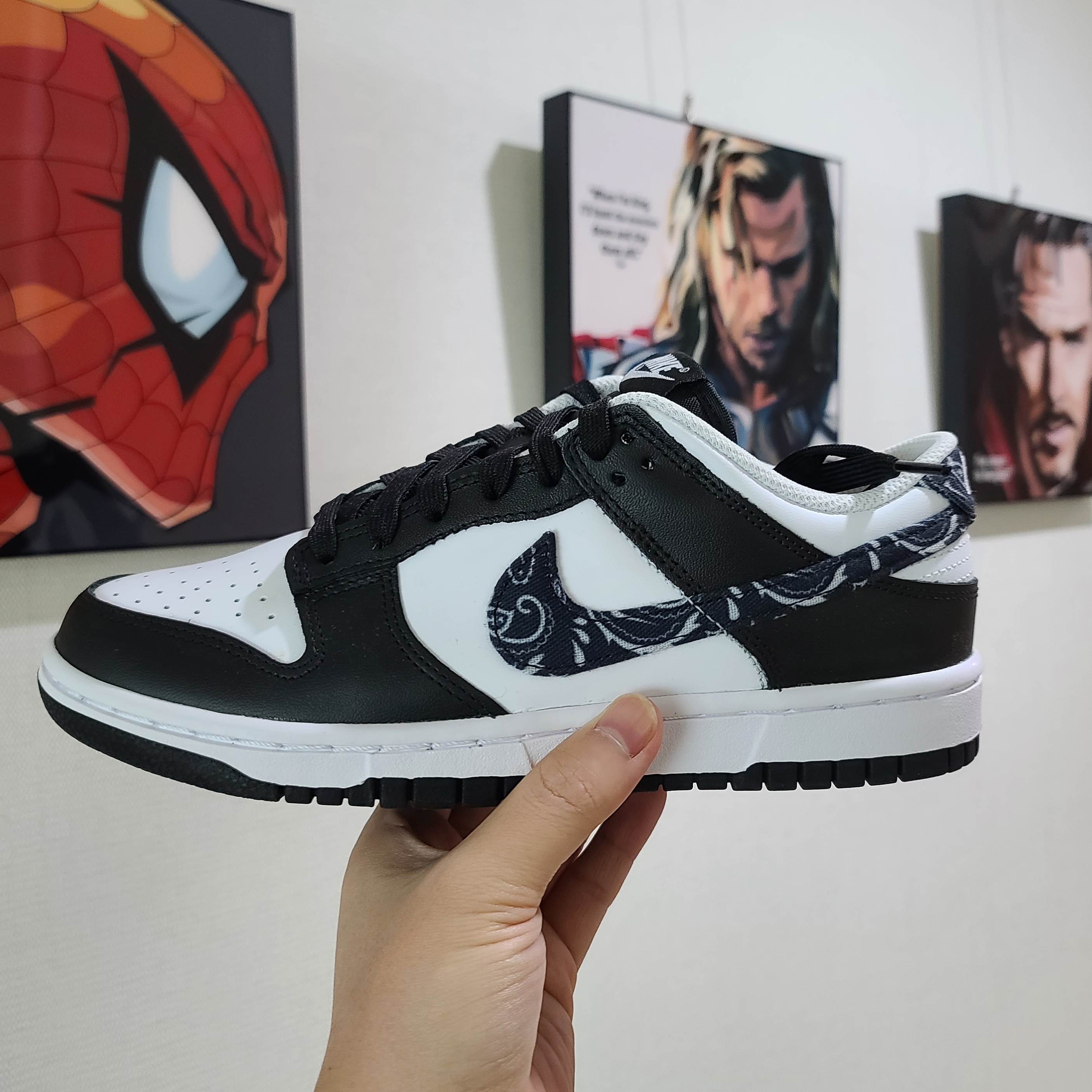 (W) Nike Dunk Low Essential Black Paisley 착용 스타일 - 1
