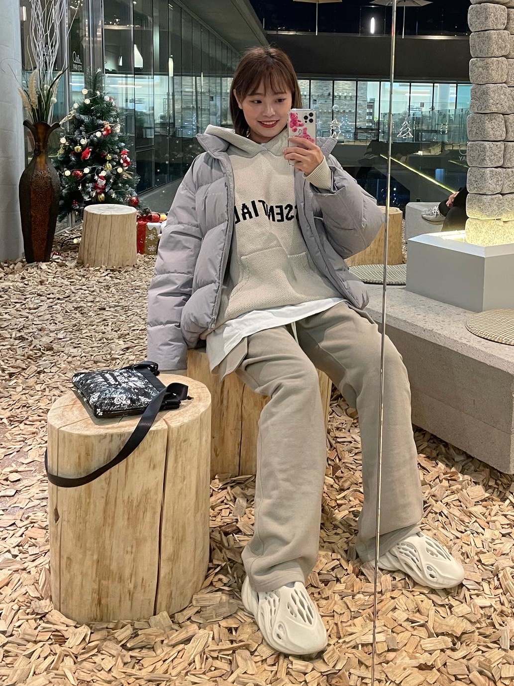 Essentials Knit Pullover Hoodie Moss - 21SS, Supreme Bandana Tarp Side Bag Black - 21SS 착용 스타일 - 1