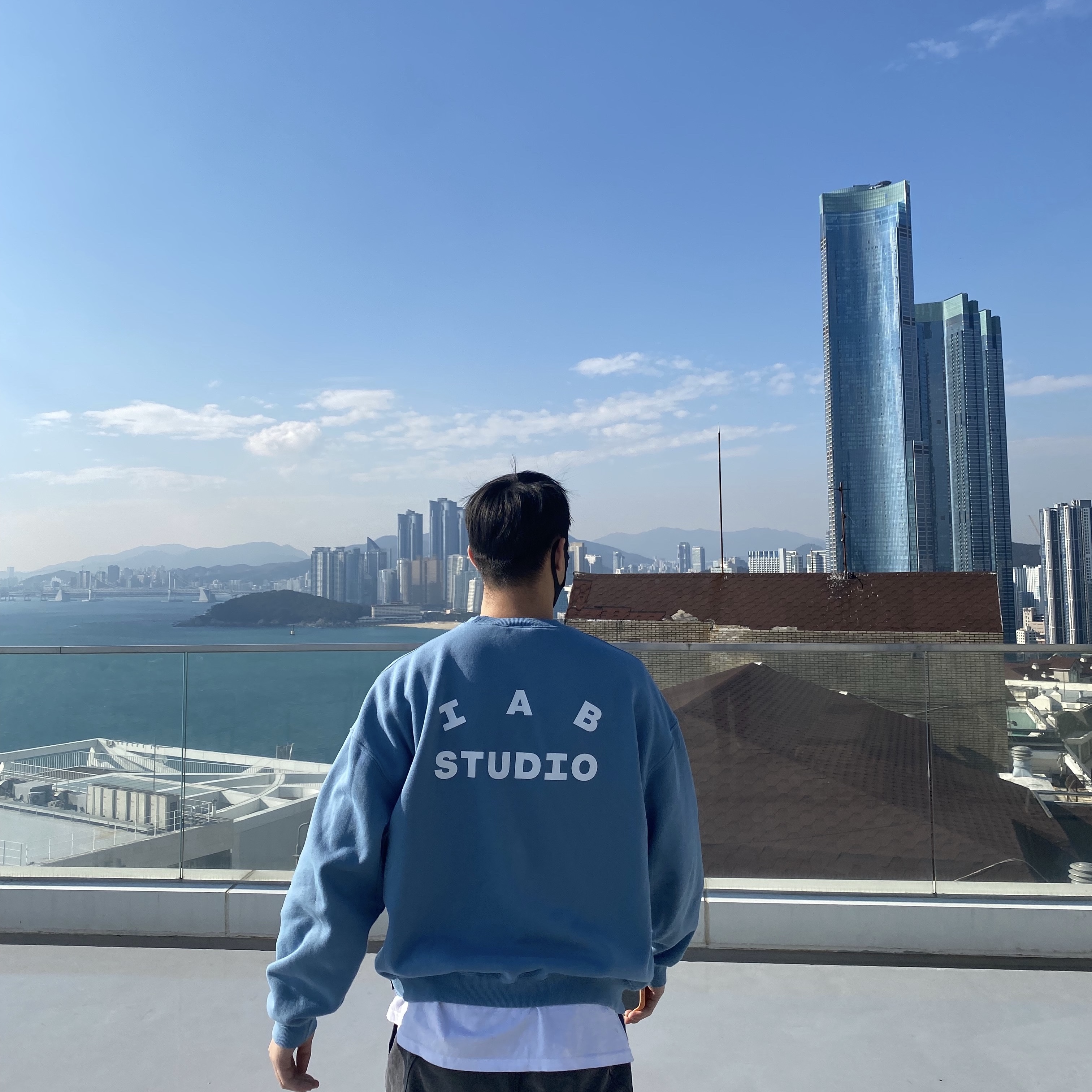 IAB Studio Crewneck Sky Blue 착용 스타일 - 2