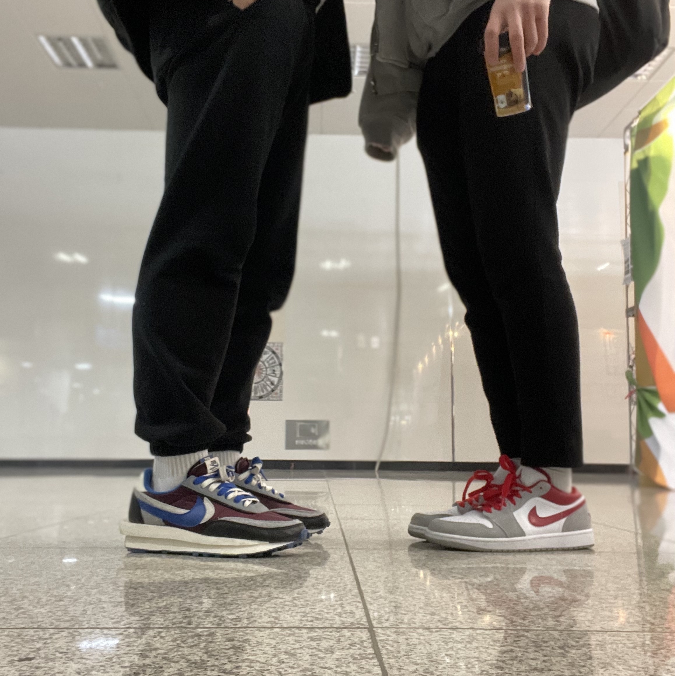 Nike x Sacai x Undercover LDWaffle Night Maroon Team Royal, Jordan 1 Low SE Light Smoke Grey Gym Red 착용 스타일 - 4