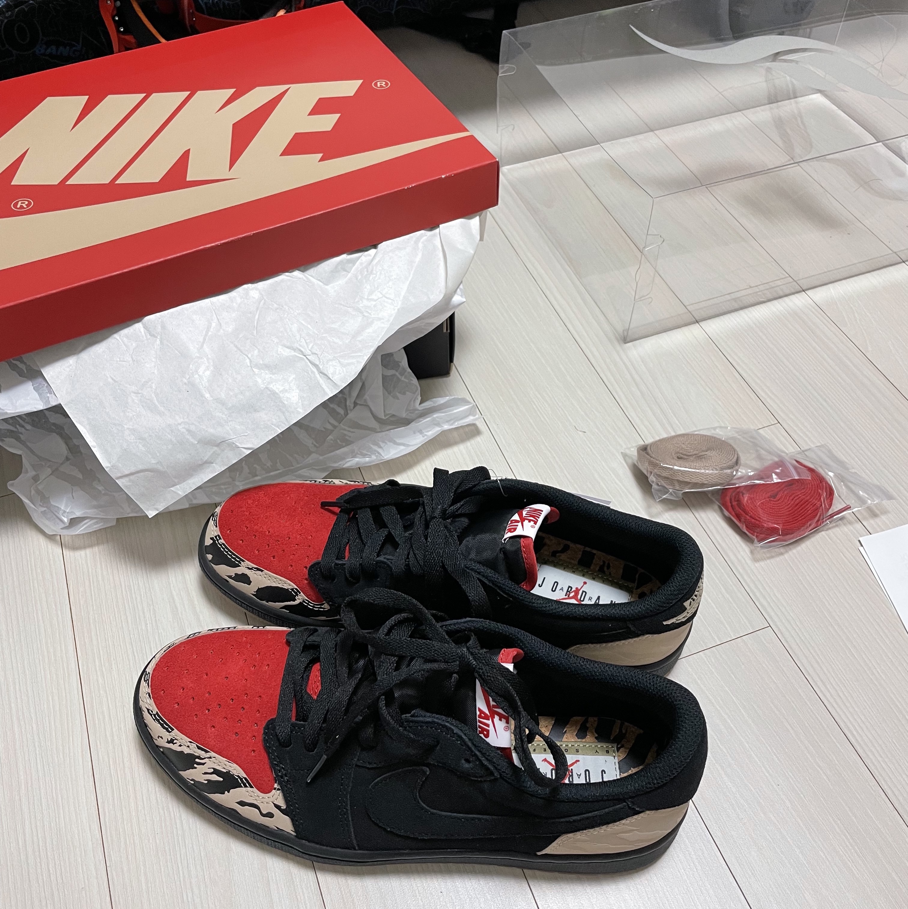 Jordan 1 x SoleFly Retro Low OG SP Black and Sport Red 착용 스타일 - 1