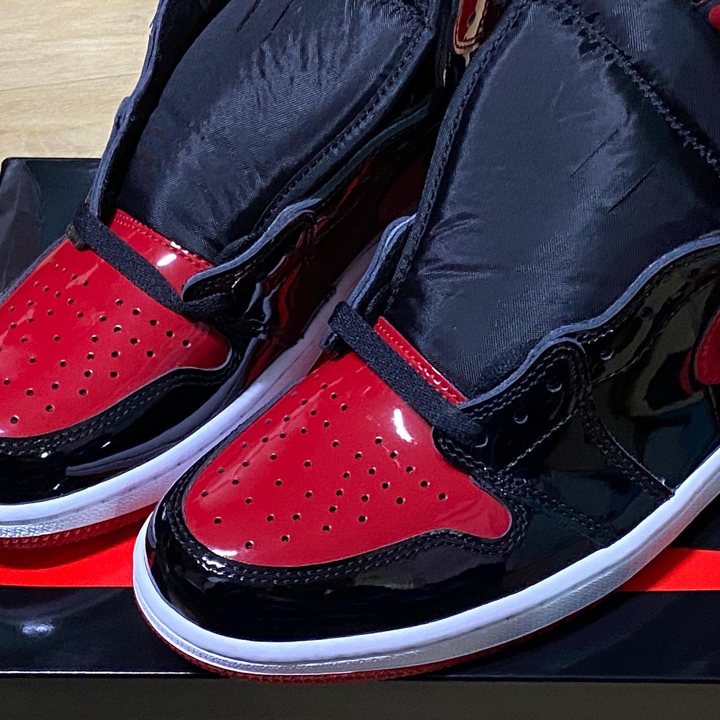 Jordan 1 Retro High OG Patent Bred 착용 스타일 - 5