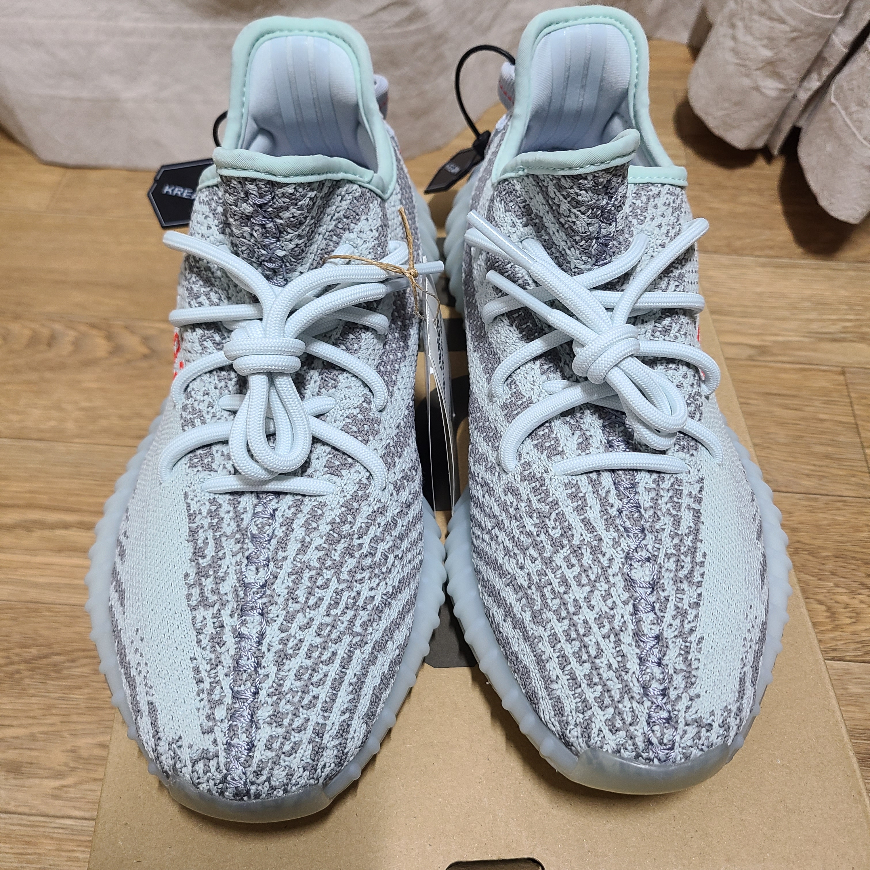 Adidas Yeezy Boost 350 V2 Blue Tint 2017 착용 스타일 - 3