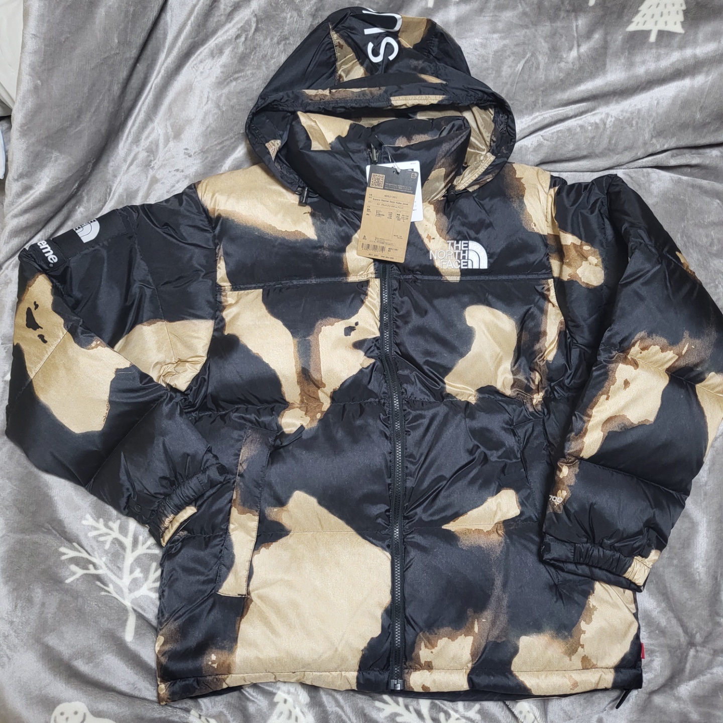 Supreme x The North Face Bleached Denim Print Nuptse Jacket Black - 21FW 착용 스타일 - 1