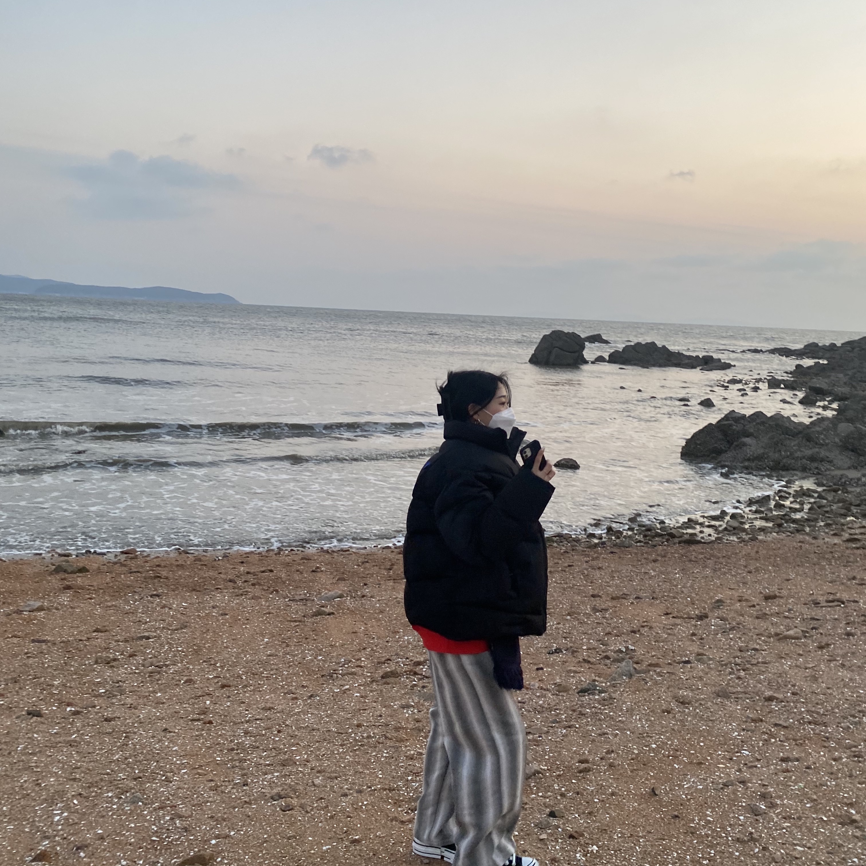 Zara x Ader Error Puffer Jacket Black, Maison Mihara Yasuhiro Peterson OG Sole Canvas Low Sneakers Black 착용 스타일 - 4