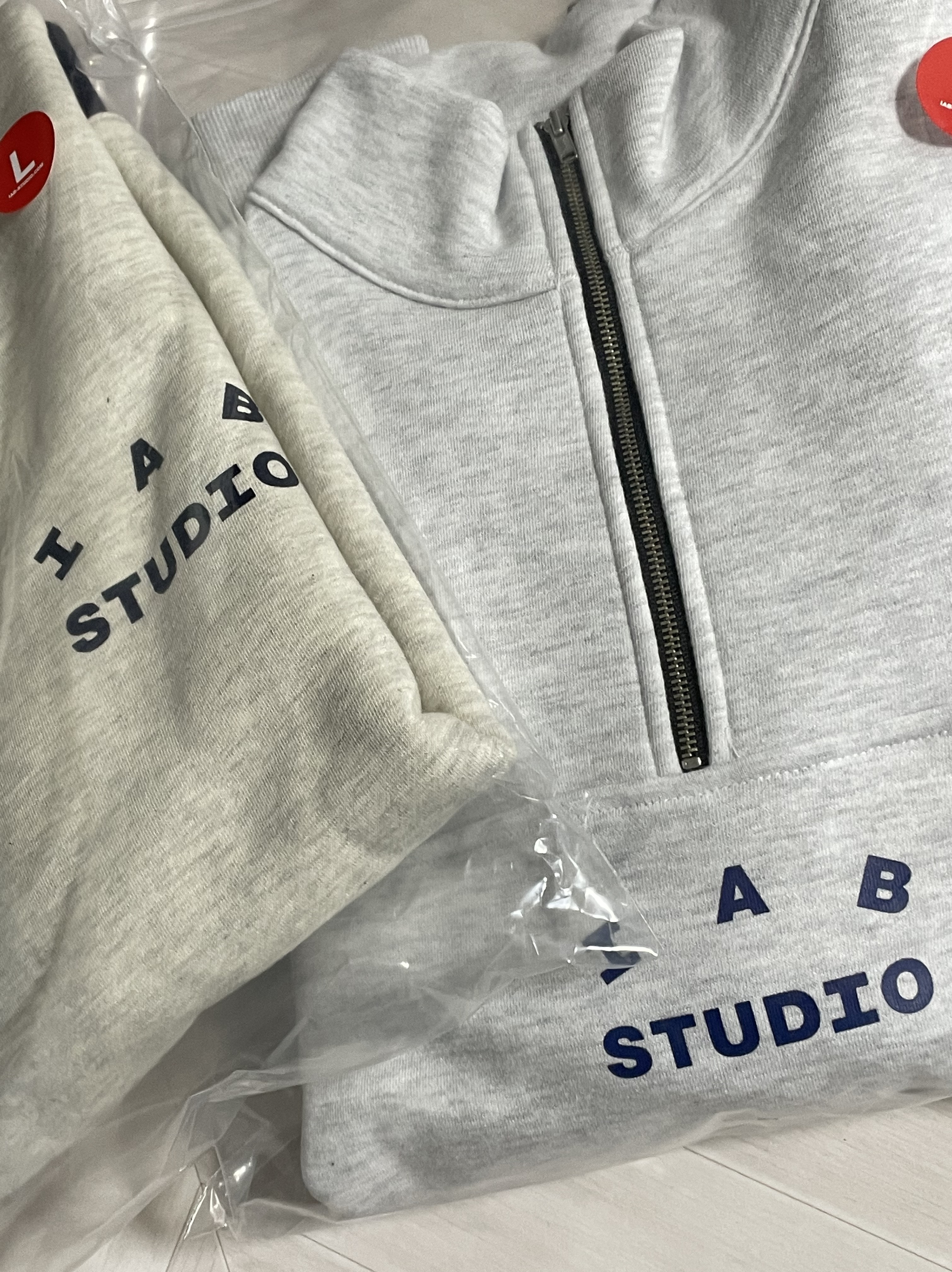 IAB Studio Half Zip Pullover Light Gray, IAB Studio Sweatshirt Oatmeal Navy 착용 스타일 - 1