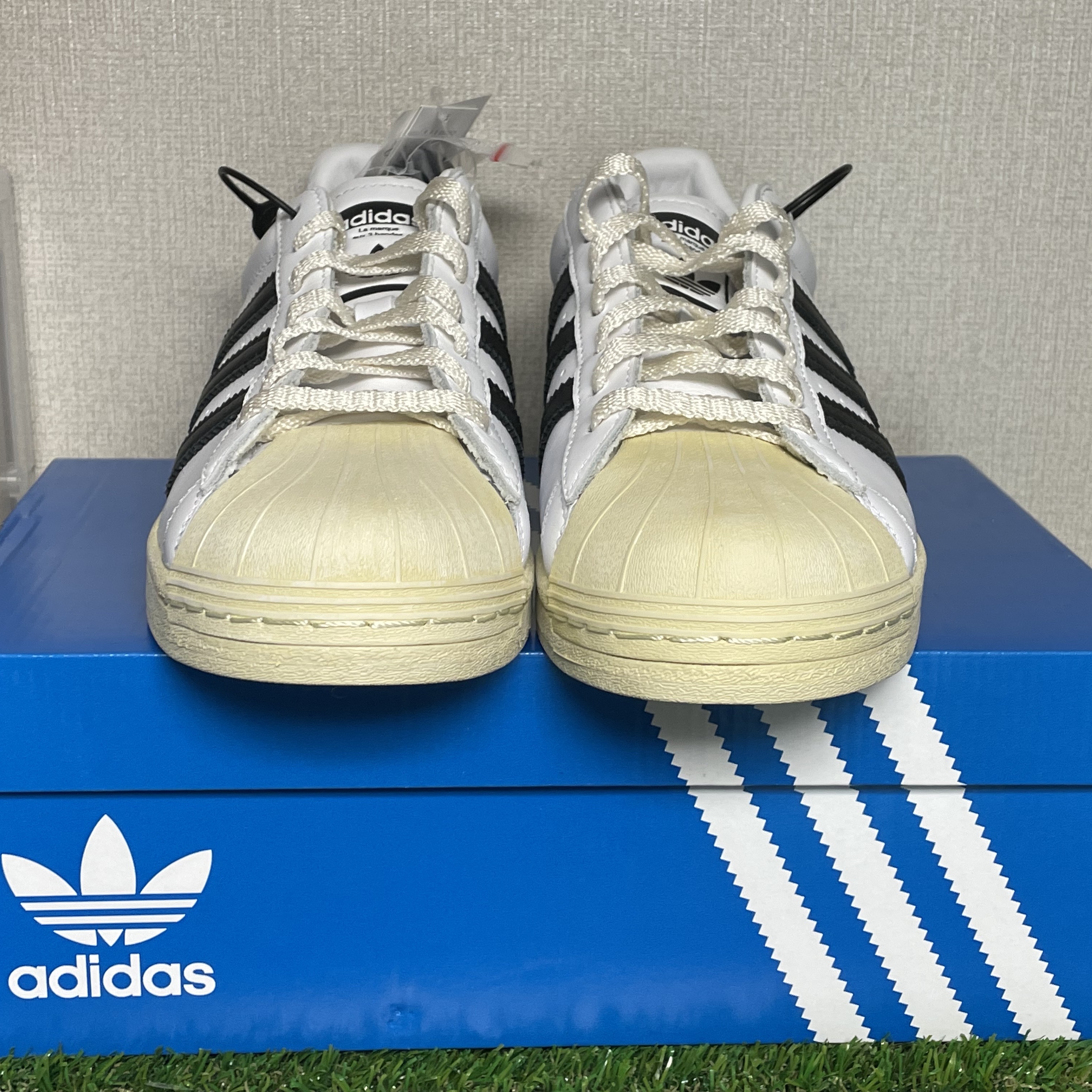 Adidas Superstar Premium White Black 착용 스타일 - 2