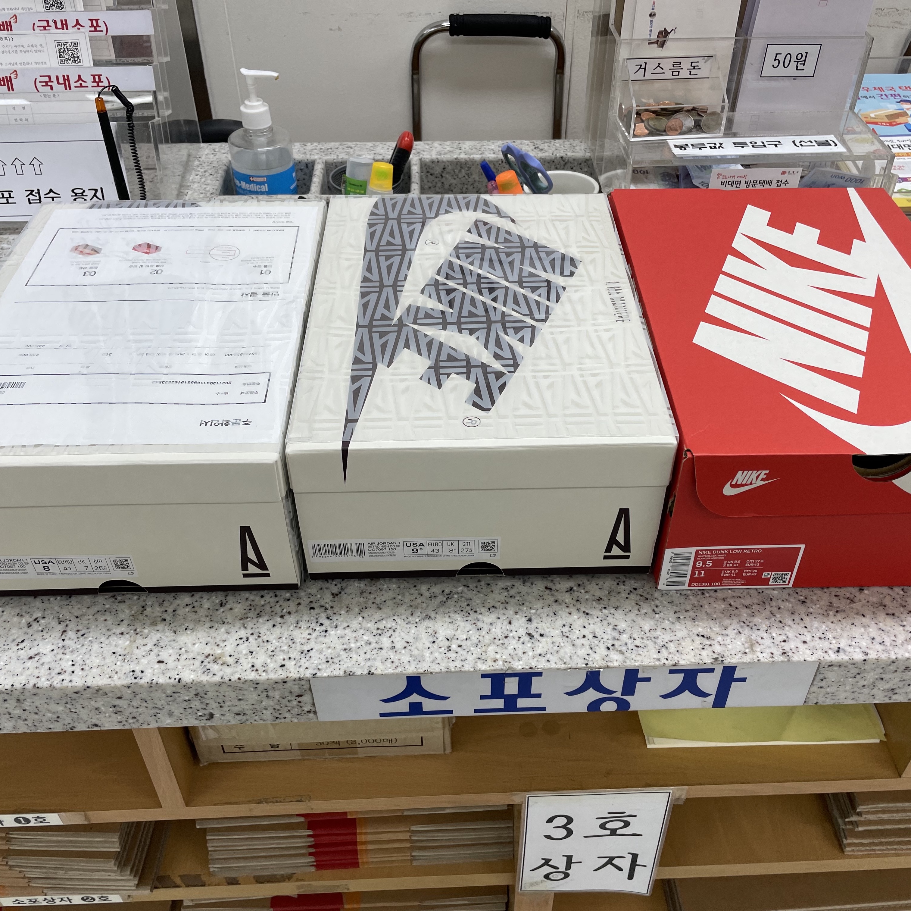 Jordan 1 x A Ma Maniere Retro High OG SP Sail and Burgundy, Nike Dunk Low Retro Black 착용 스타일
