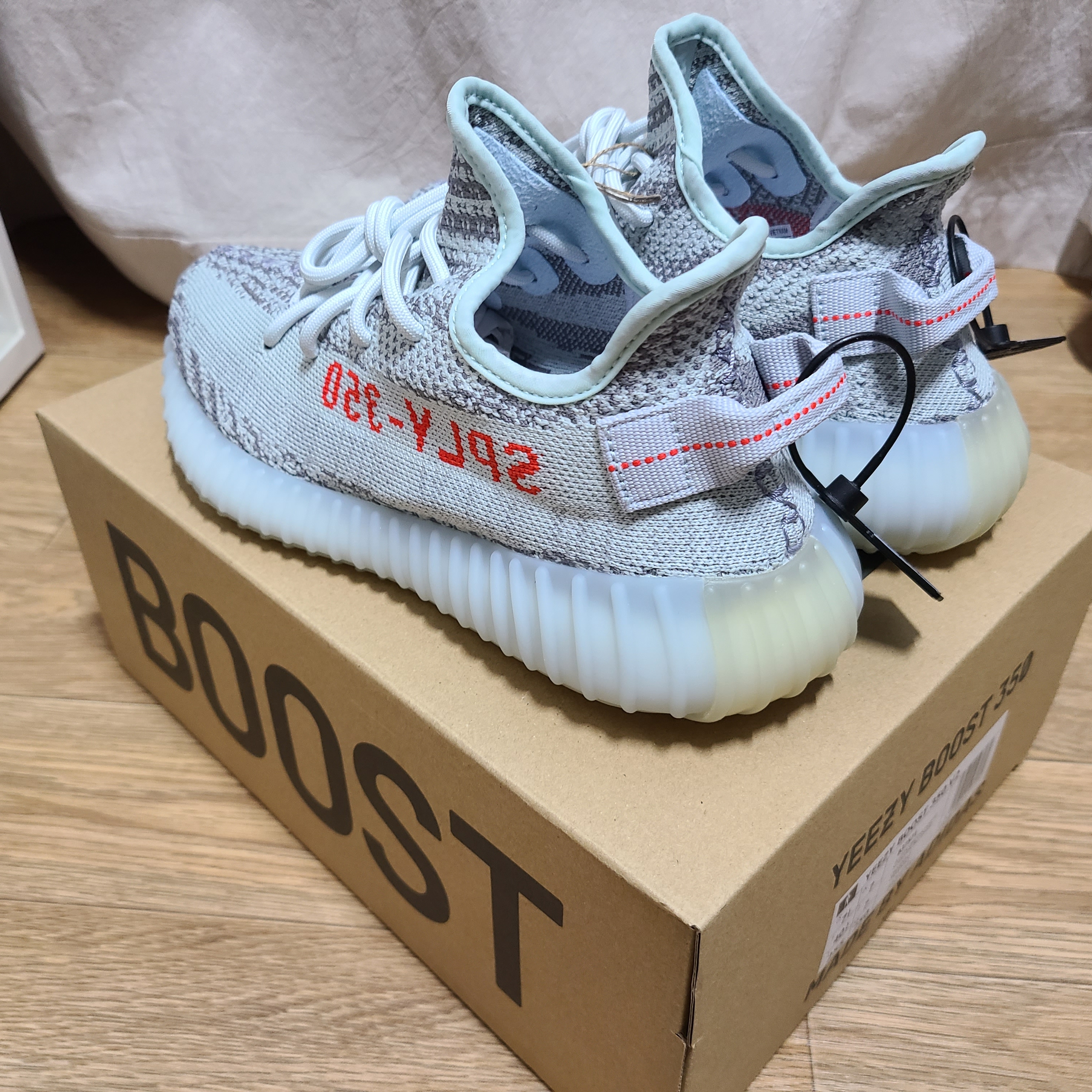Adidas Yeezy Boost 350 V2 Blue Tint 2017 착용 스타일 - 2