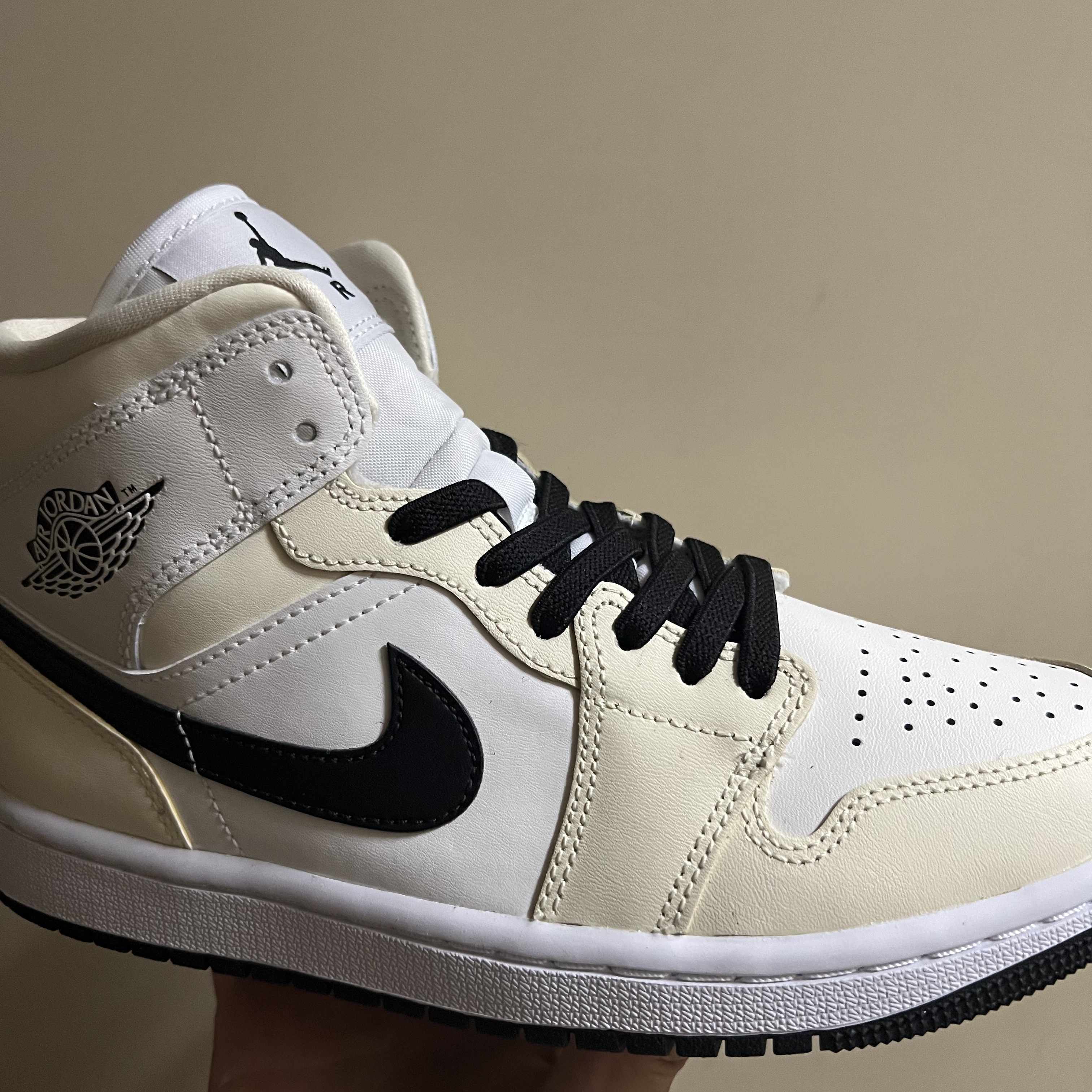 (W) Jordan 1 Mid Coconut Milk 착용 스타일