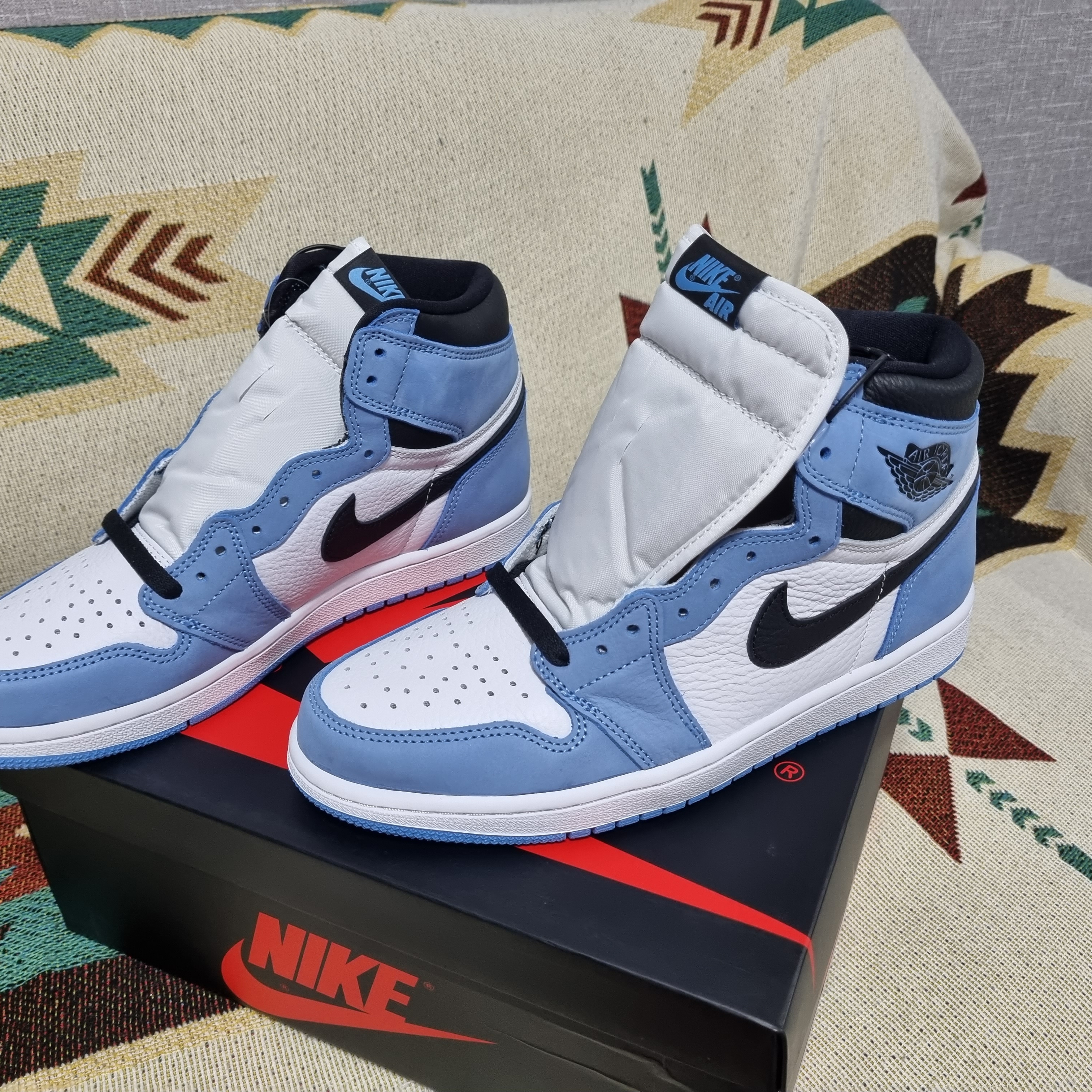 Jordan 1 Retro High OG University Blue 착용 스타일 - 1