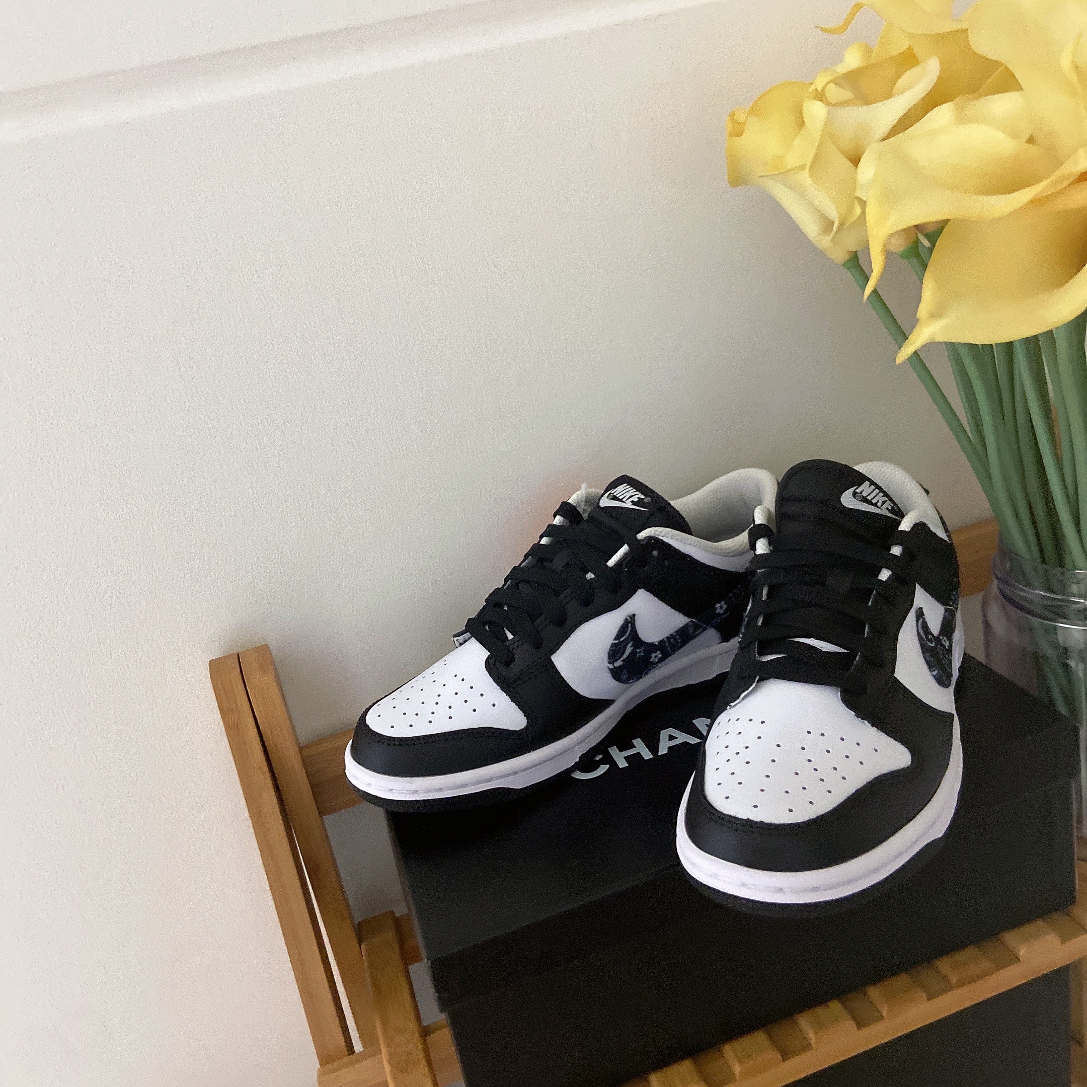(W) Nike Dunk Low Essential Black Paisley 착용 스타일 - 2