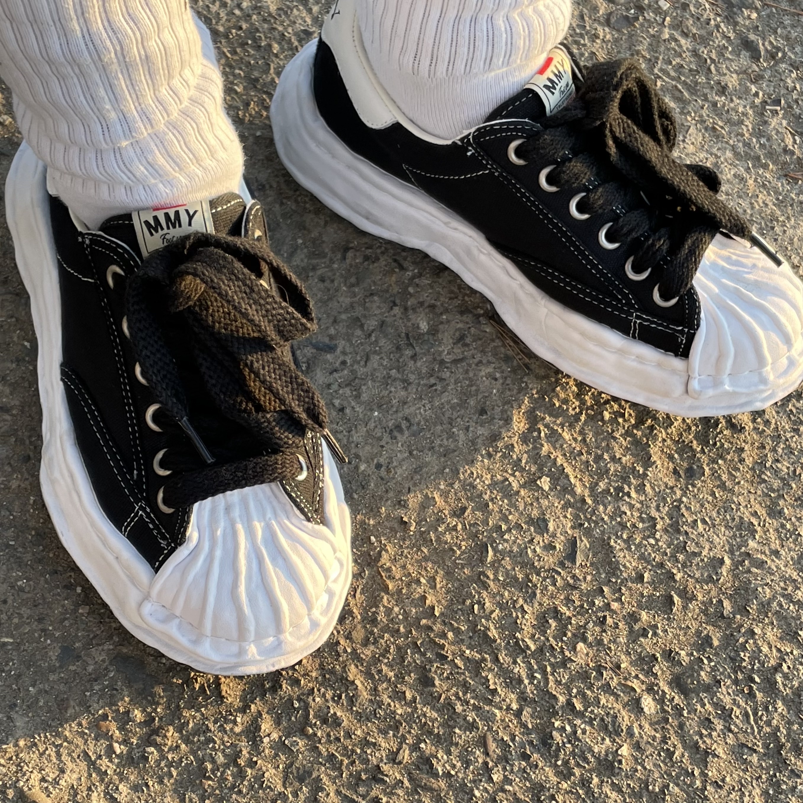 Maison Mihara Yasuhiro Blakey OG Sole Canvas Low-top Sneakers Black 착용 스타일