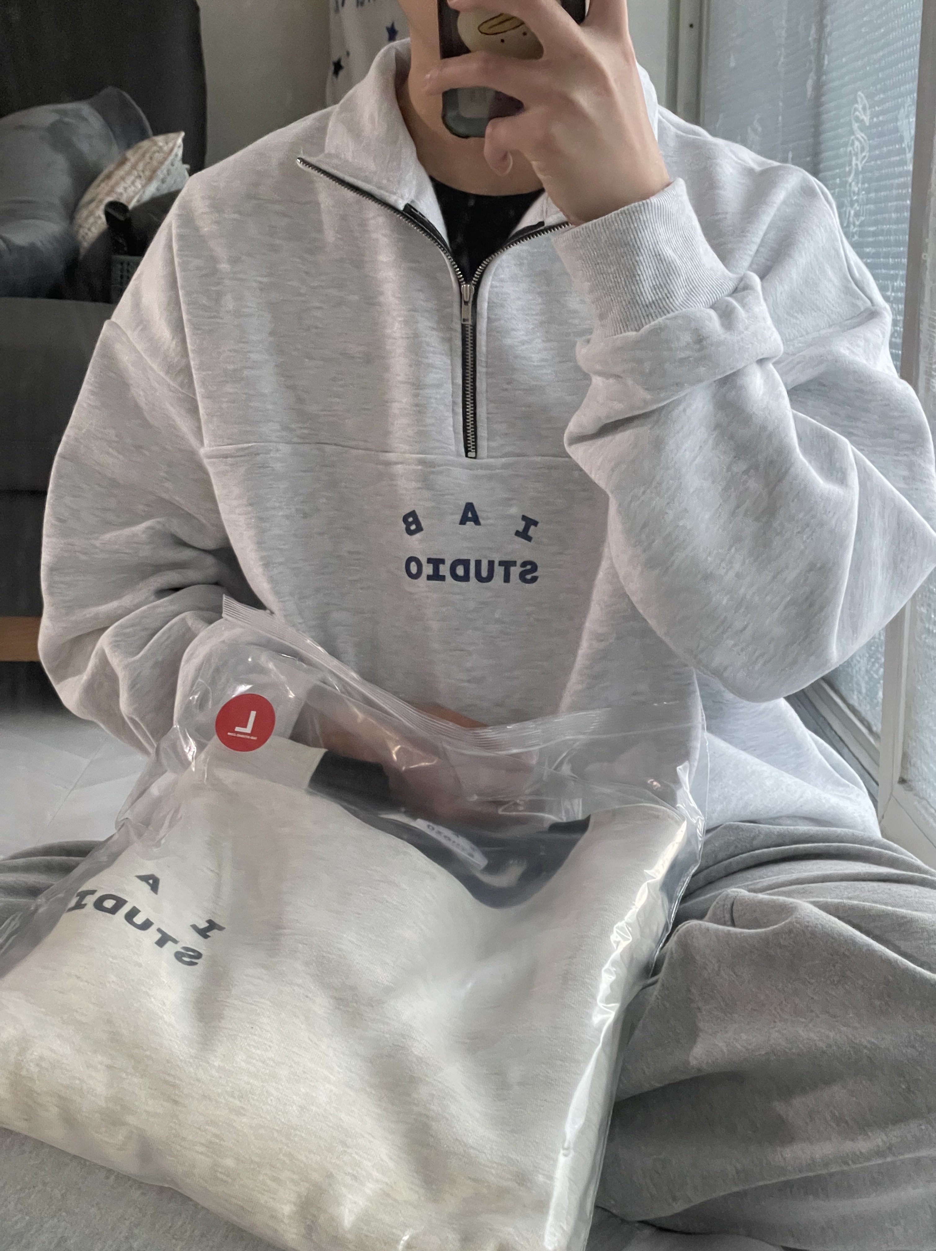 IAB Studio Half Zip Pullover Light Gray, IAB Studio Sweatshirt Oatmeal Navy 착용 스타일 - 4