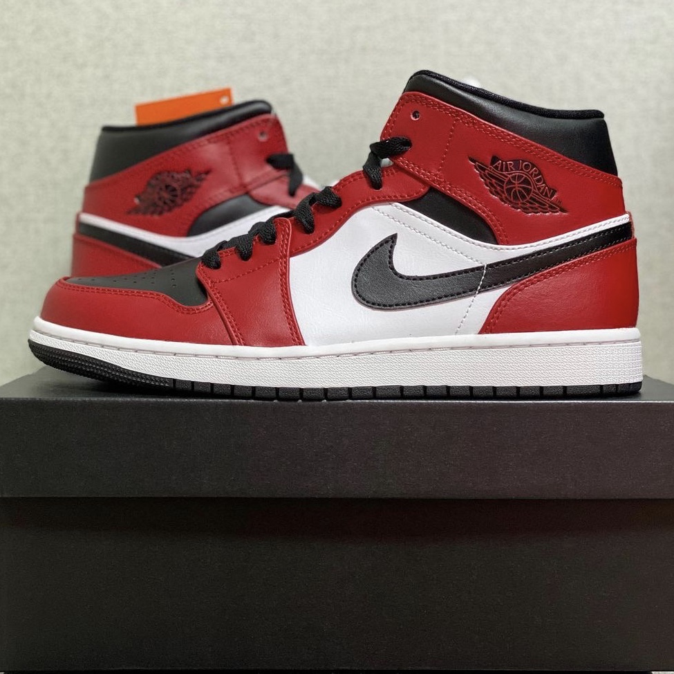 Jordan 1 Mid Chicago Black Toe 착용 스타일