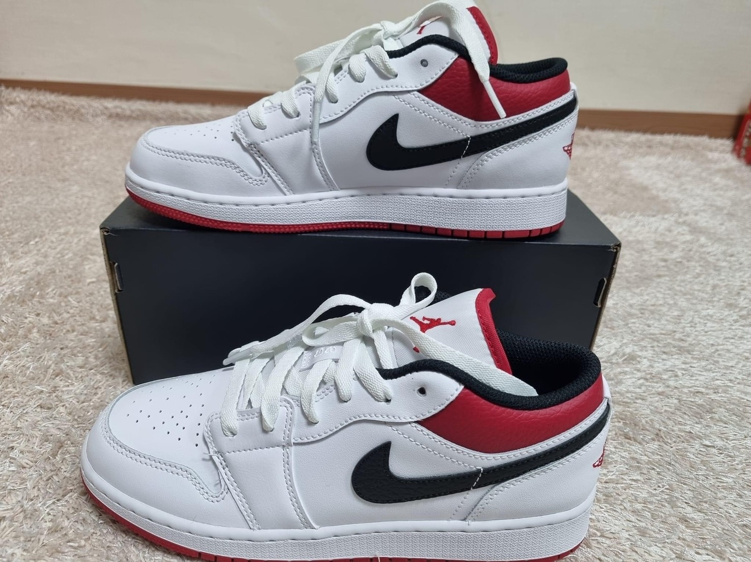 (GS) Jordan 1 Low White Red Black 착용 스타일 - 1