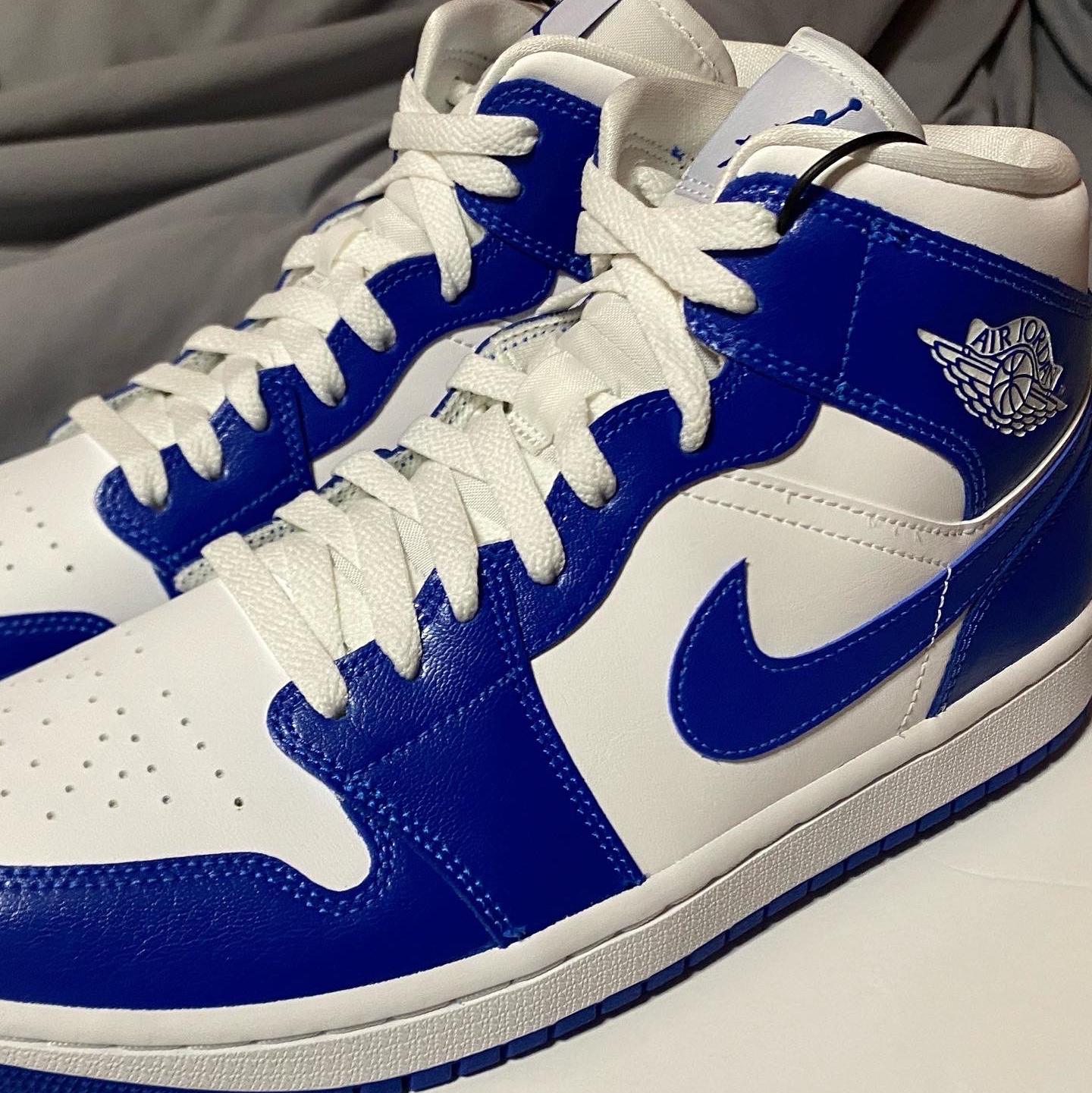 (W) Jordan 1 Mid White Hyper Royal 착용 스타일 - 2