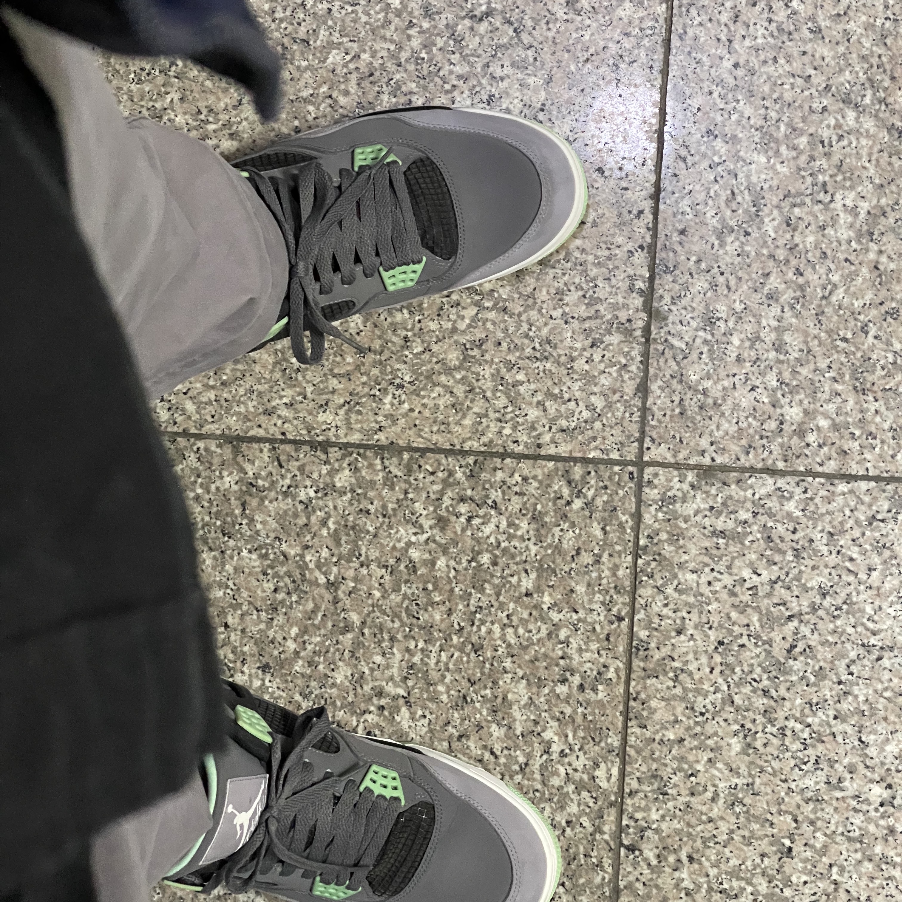 Jordan 4 Retro Green Glow 착용 스타일 - 1