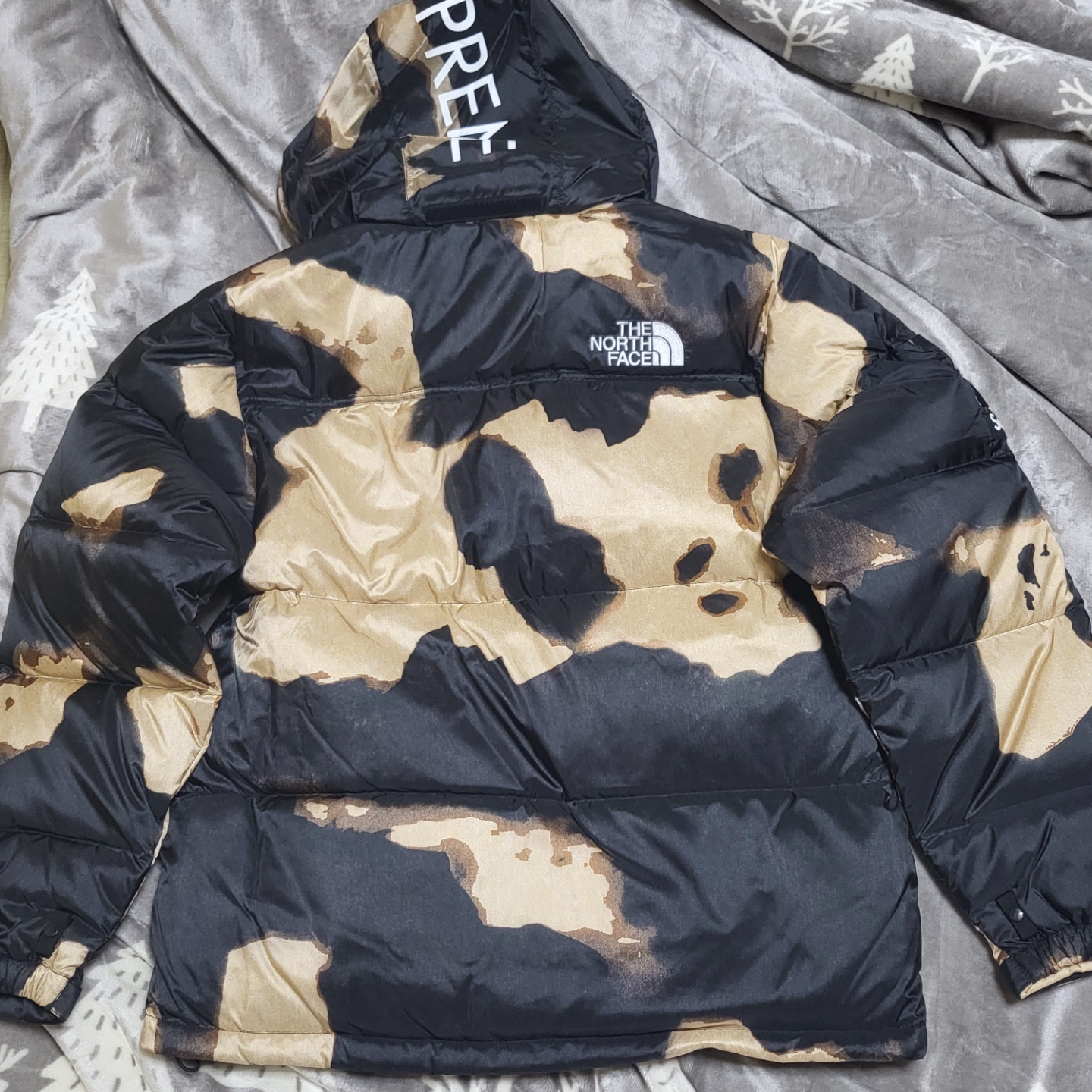 Supreme x The North Face Bleached Denim Print Nuptse Jacket Black - 21FW 착용 스타일 - 2