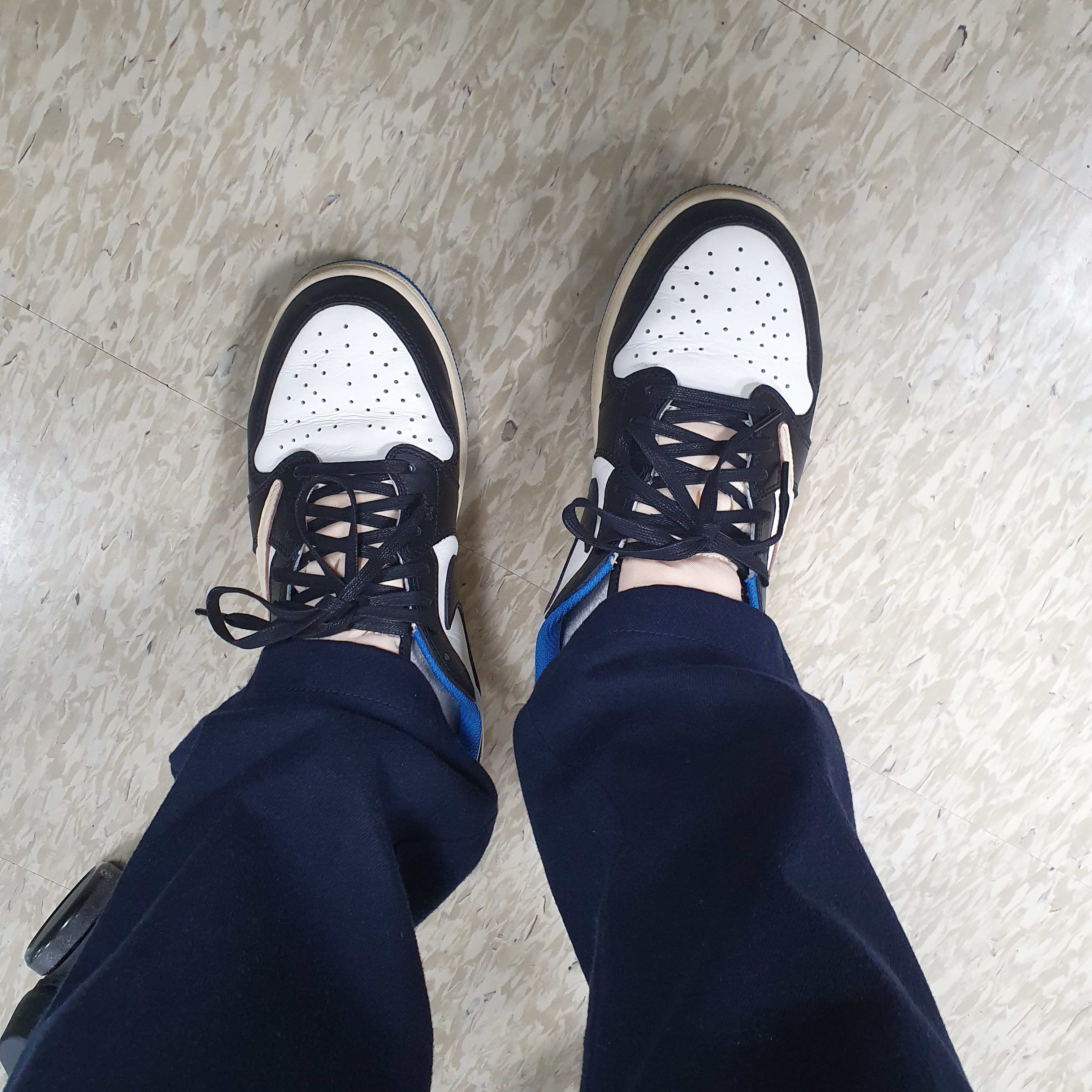 Jordan 1 x Travis Scott x Fragment Retro Low OG SP Military Blue 착용 스타일 - 4