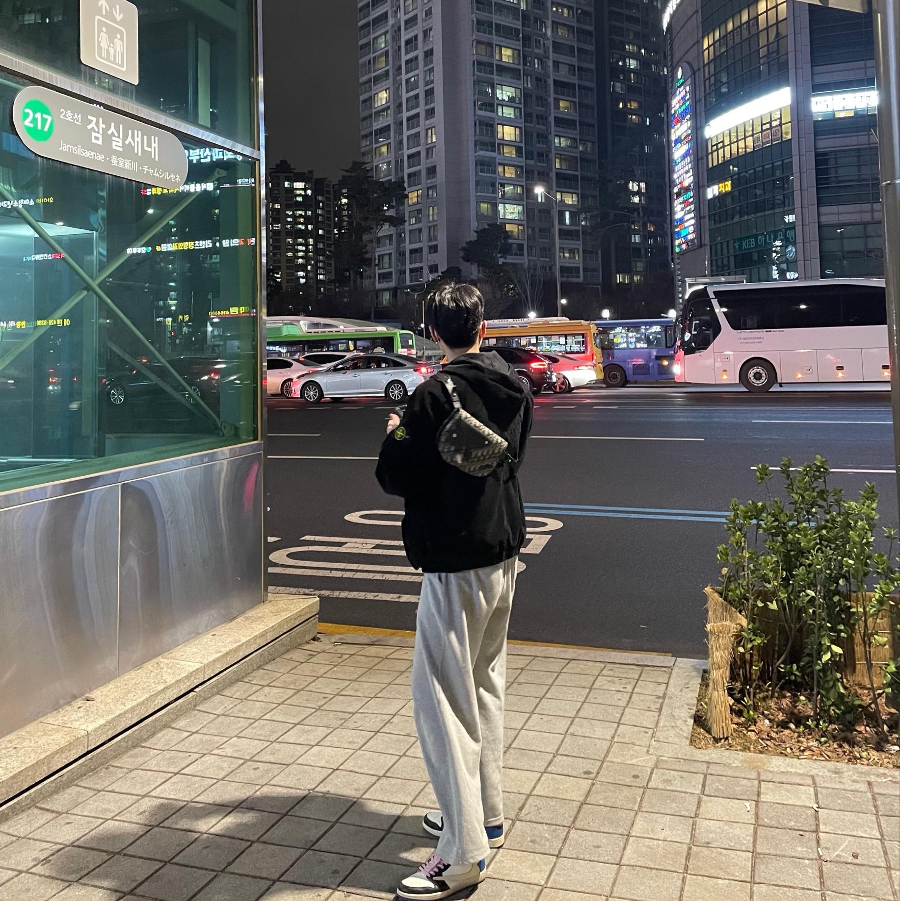 Jordan 1 x Travis Scott x Fragment Retro Low OG SP Military Blue, Supreme x Stone Island Corduroy Jacket Black - 20FW 착용 스타일