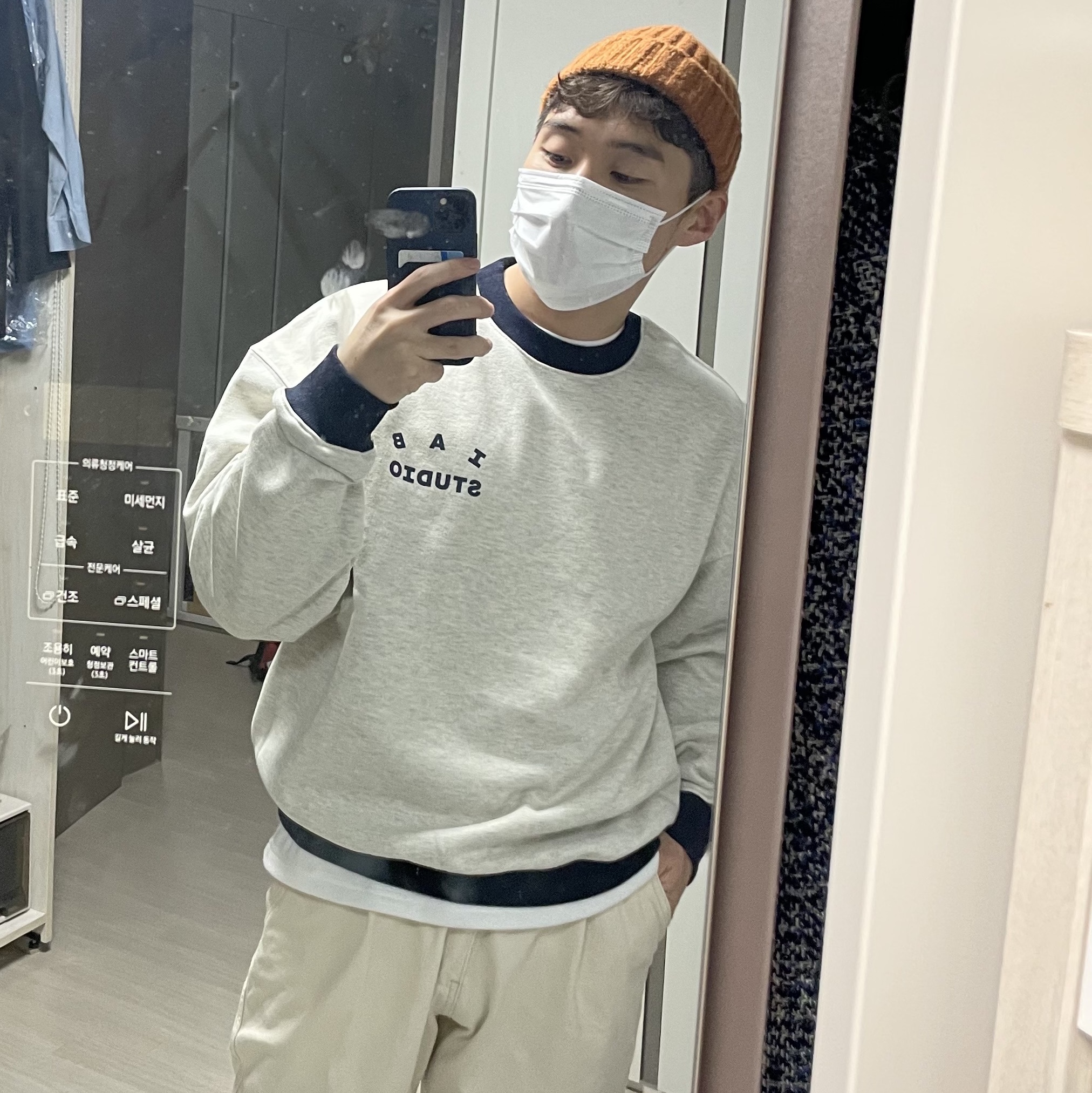 IAB Studio Sweatshirt Oatmeal Navy 착용 스타일